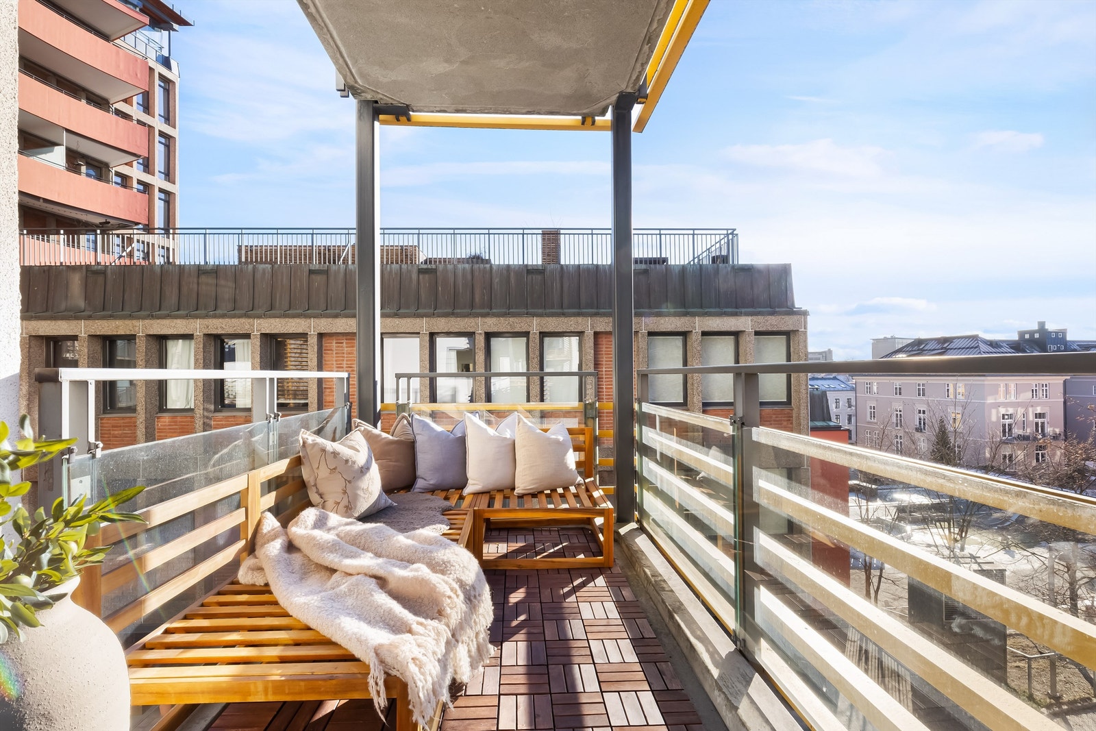 Leiligheten ligger i 2. etasje, men oppleves som en 3. etasje. Det er hyggelig og fritt utsyn mot fellesarealer fra balkongen. Galleribilde