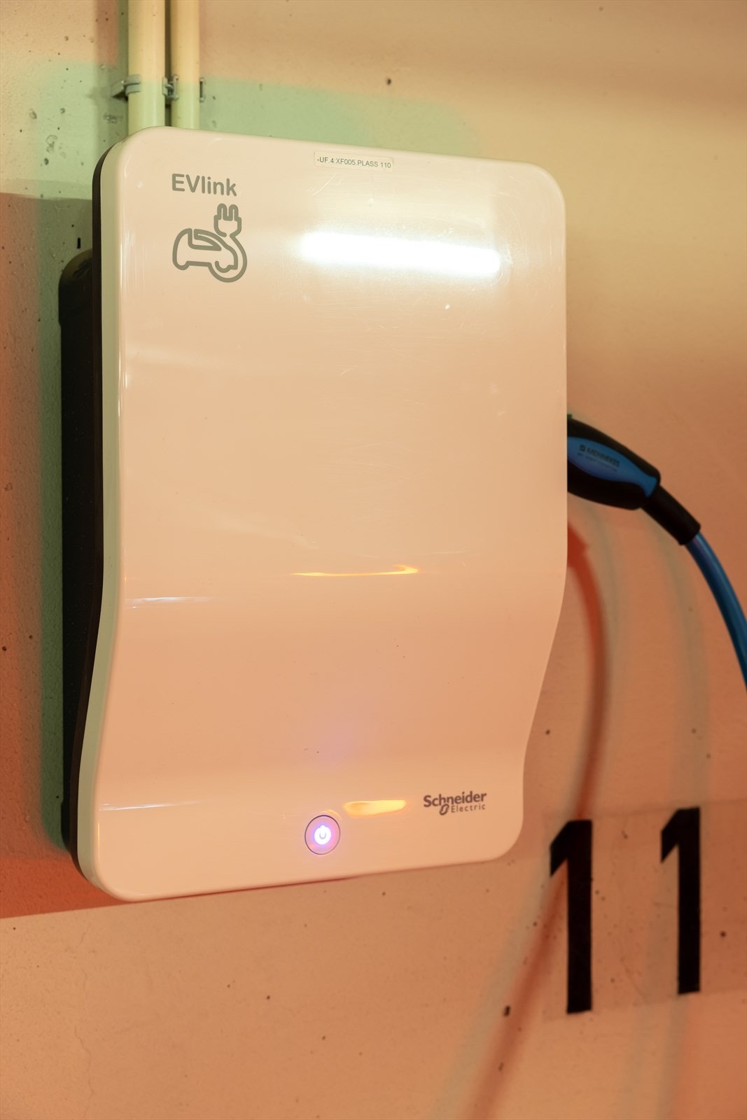 Elbillader er montert på garasjeplassen. Galleribilde