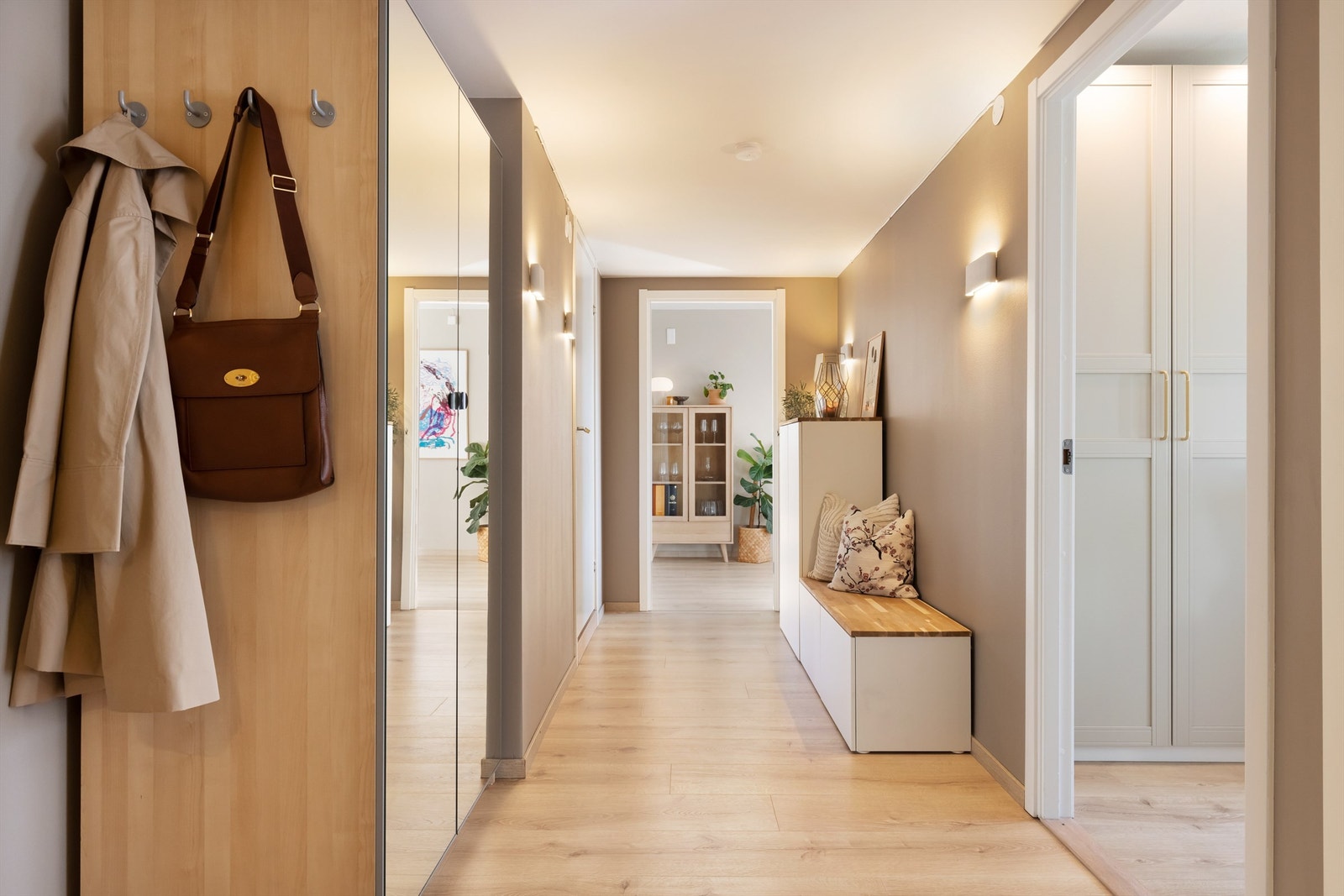 I gangen er det plass til både garderobeskap og kommode for oppheng av klær og skotøy. Galleribilde