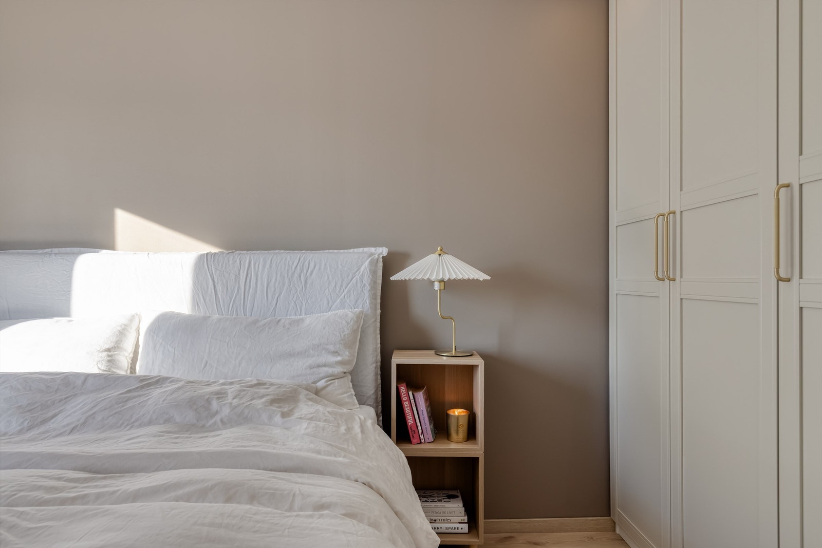 Garderobeskap medfølger ved salg. Galleribilde