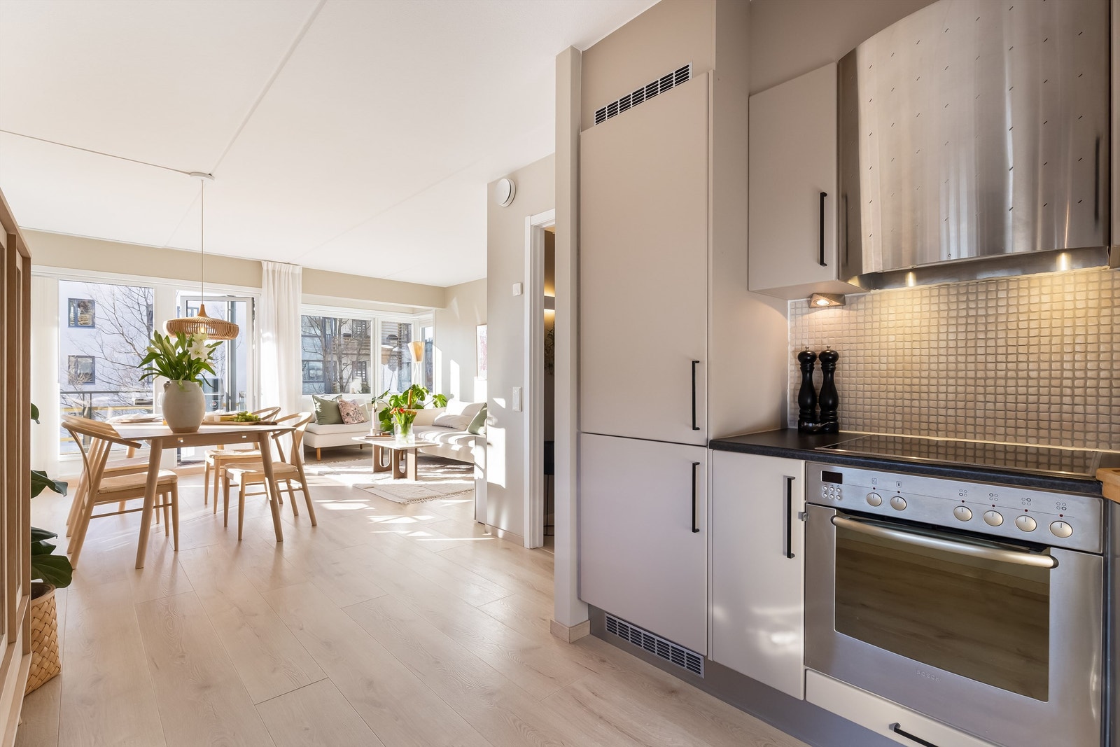 Innholdsrik og delikat kjøkkeninnredning fra byggeår. Galleribilde