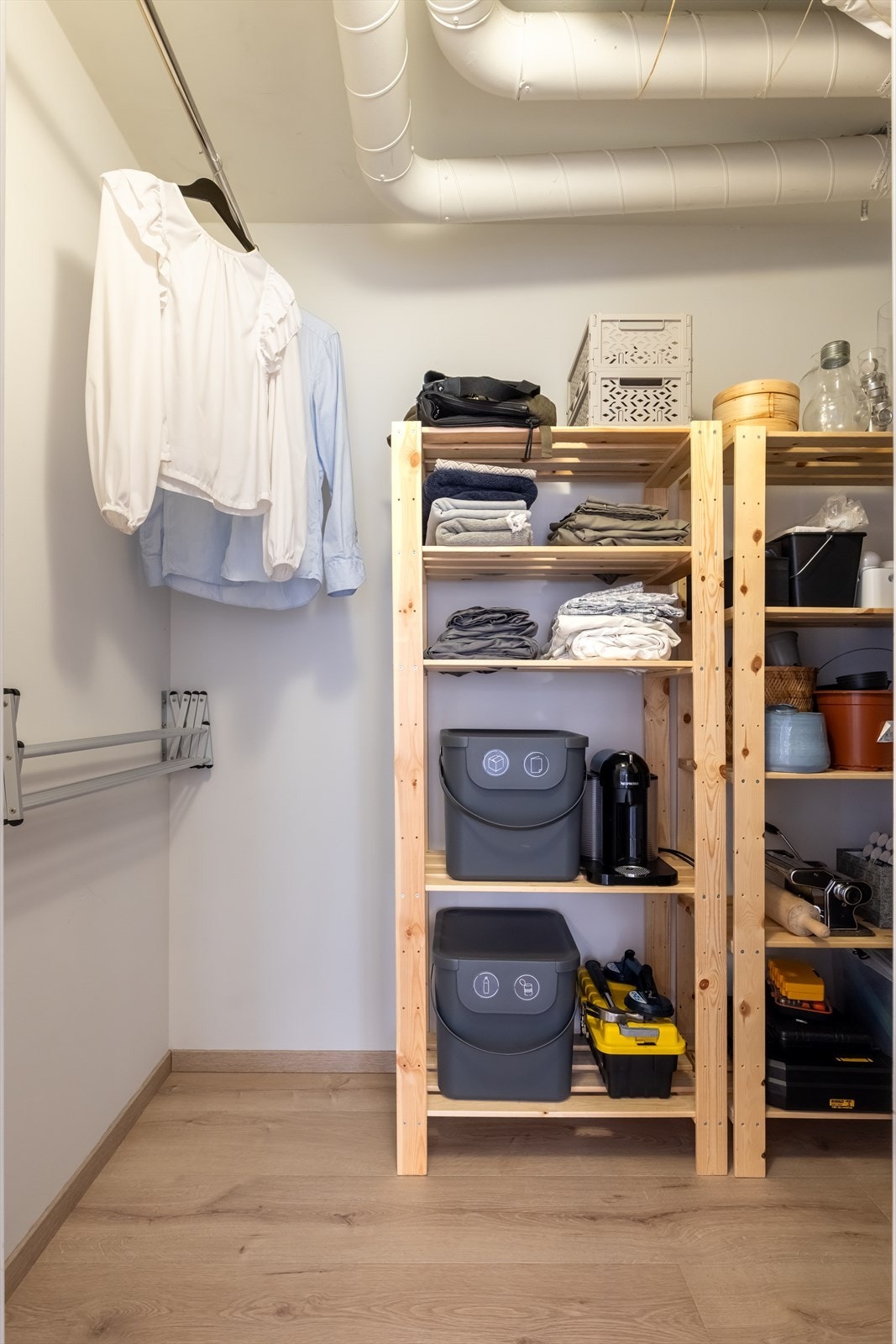 Praktisk innvendig bod på 4 kvm med oppheng for å tørke klær. Galleribilde