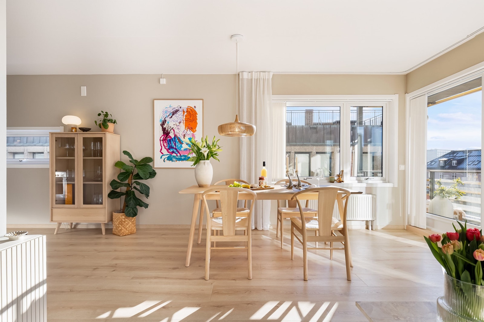 Nåværende eier byttet gulv av typen laminat i en-stavs utførelse i 2022. Galleribilde