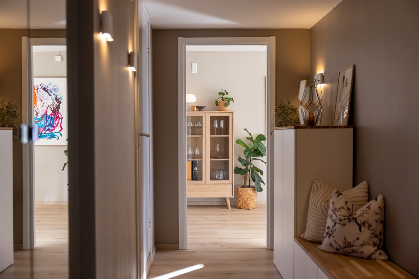 Romslig entré som er i tilknytning til alle rom i leiligheten. Galleribilde