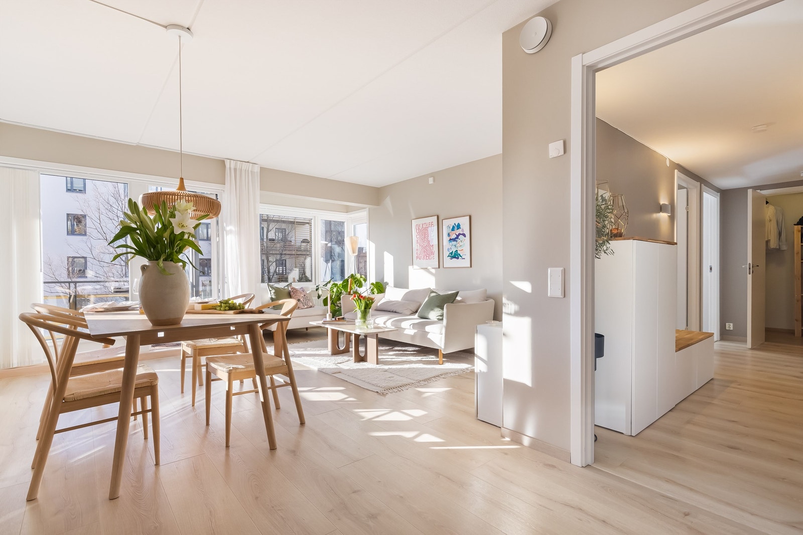 En meget lys og sosial stue med åpen løsning mot kjøkkenet. Galleribilde