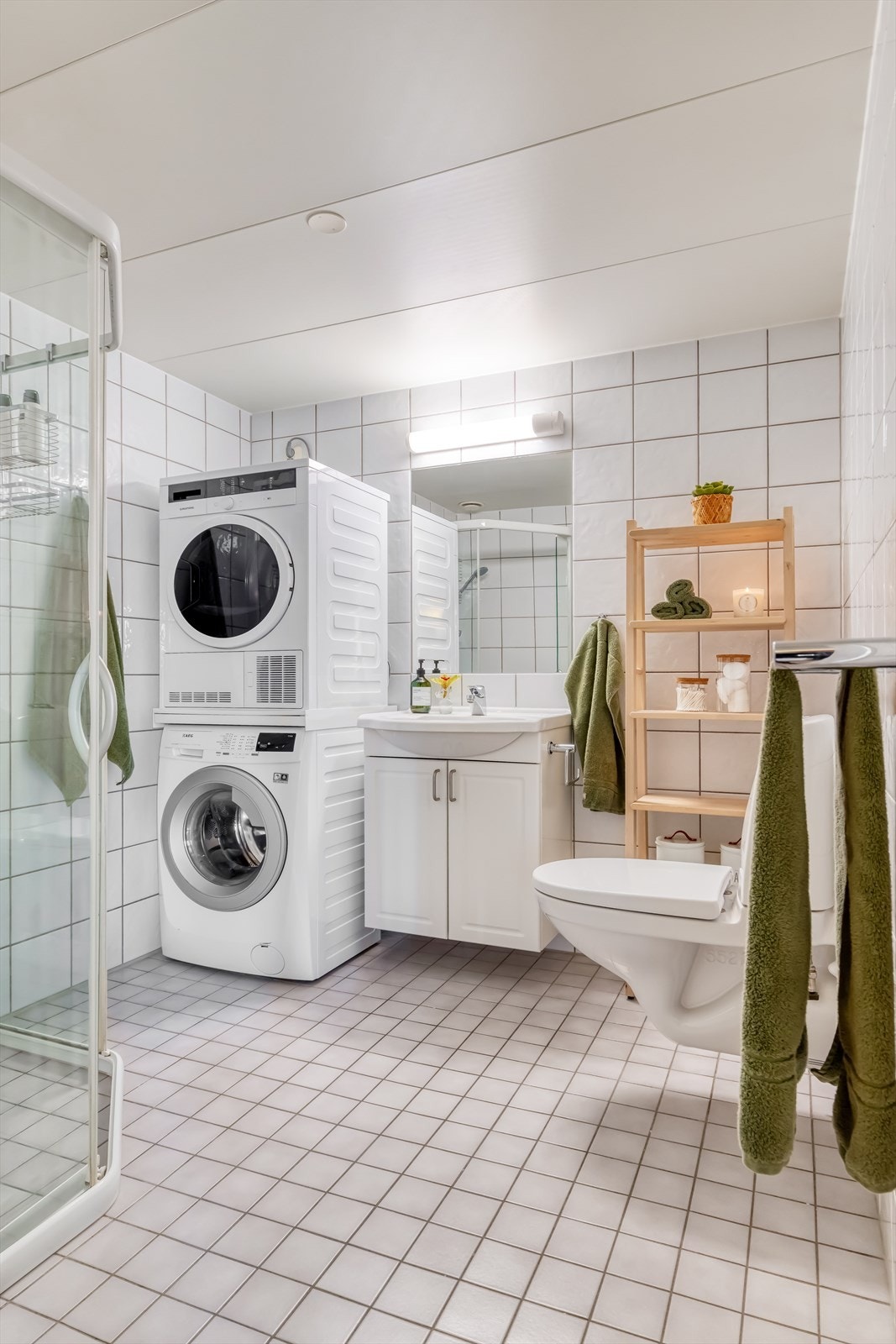 Tidløst, flislagt bad fra 2003 (byggeår) med varmekabler i gulv samt opplegg til vaskemaskin og tørketrommel. Galleribilde