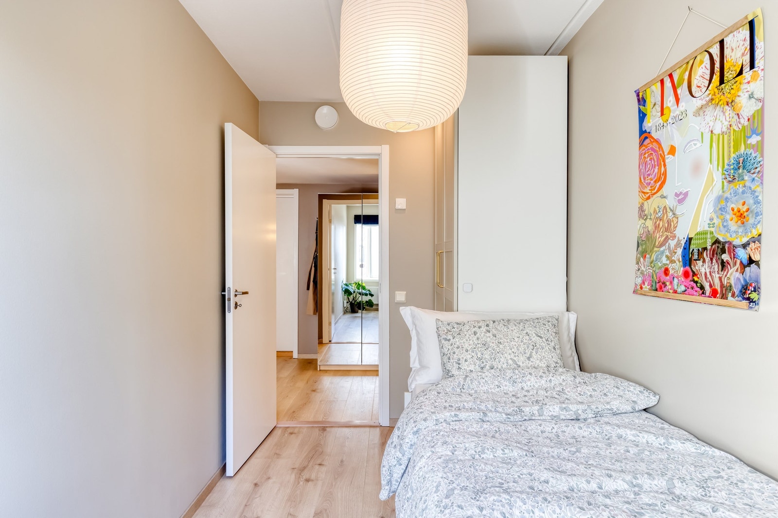 Garderobeskap medfølger ved salg. Galleribilde