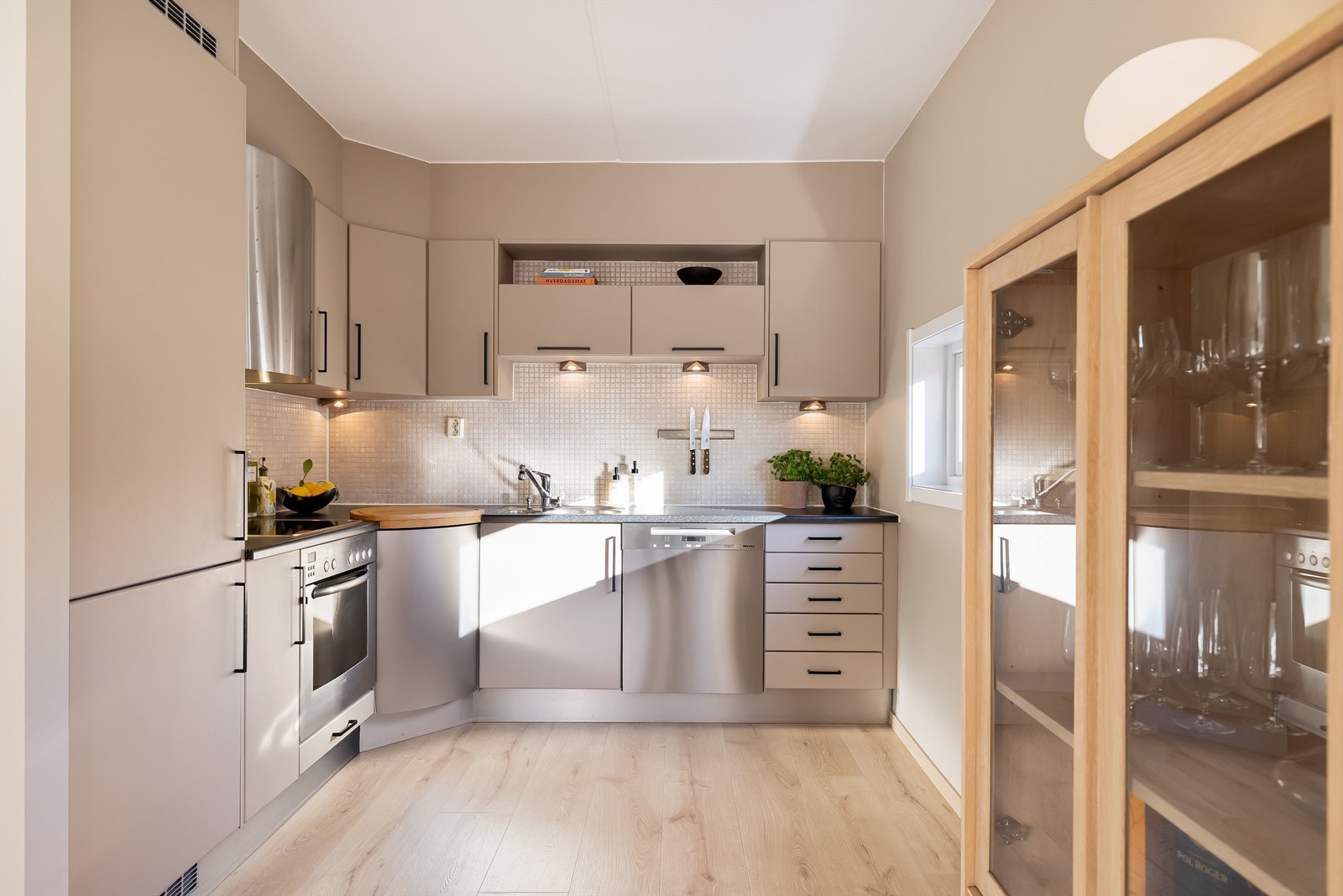 Frontene på kjøkkenet ble malt i 2022 og nye håndtak ble montert. Galleribilde