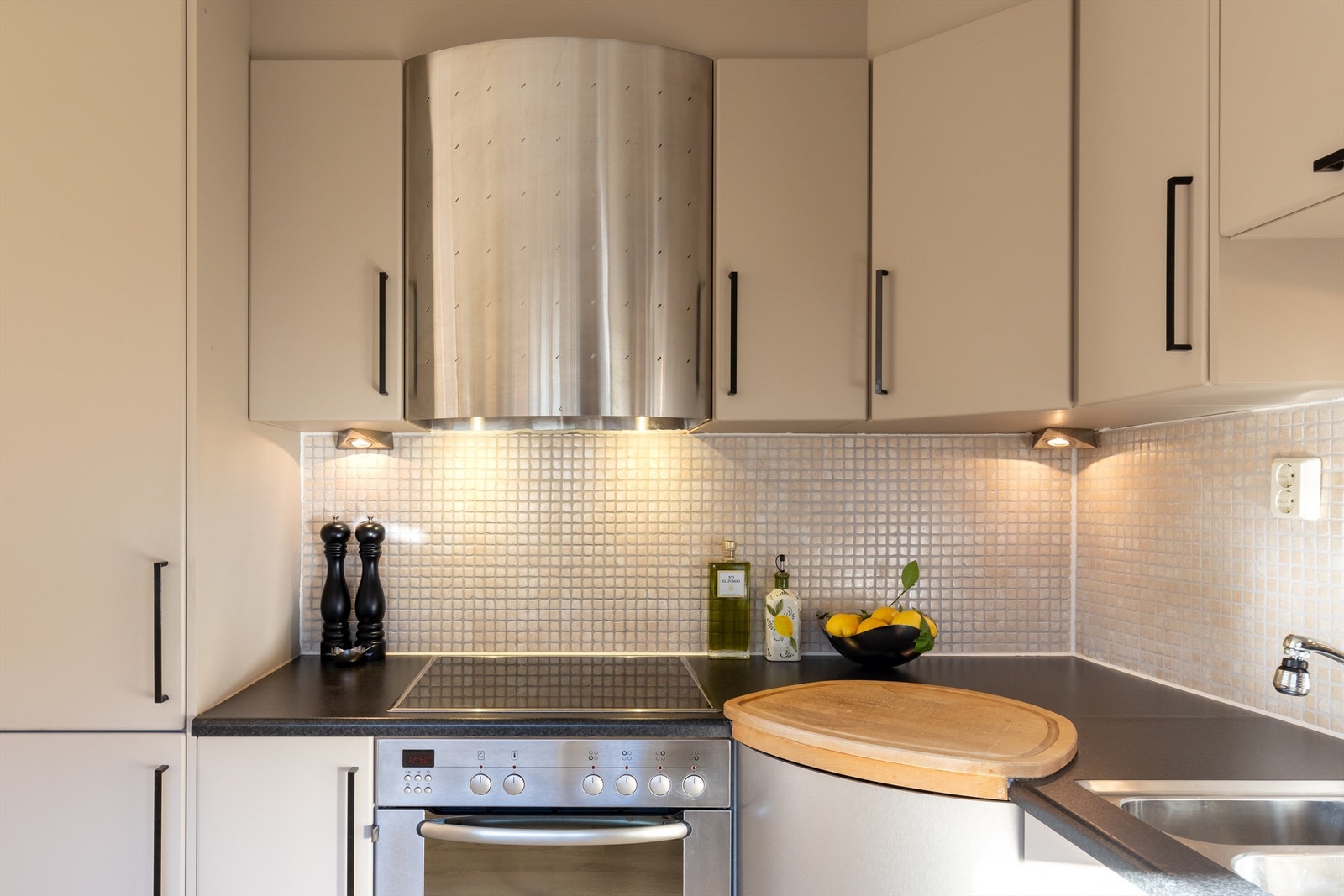 Alle hvitevarer på kjøkkenet medfølger ved salg. Galleribilde