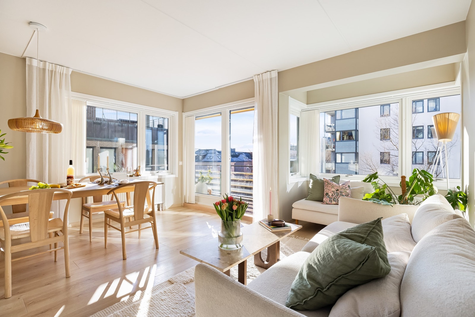 En svært lys og innholdsrik 3-roms hjørneleilighet som har en meget populær beliggenhet i Pilestredet Park! Galleribilde