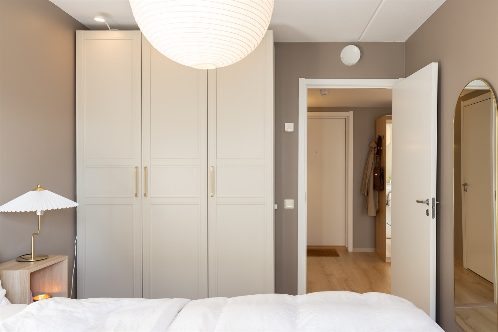 Leiligheten har to soverom av god størrelse med plass til seng og garderobeskap. Galleribilde