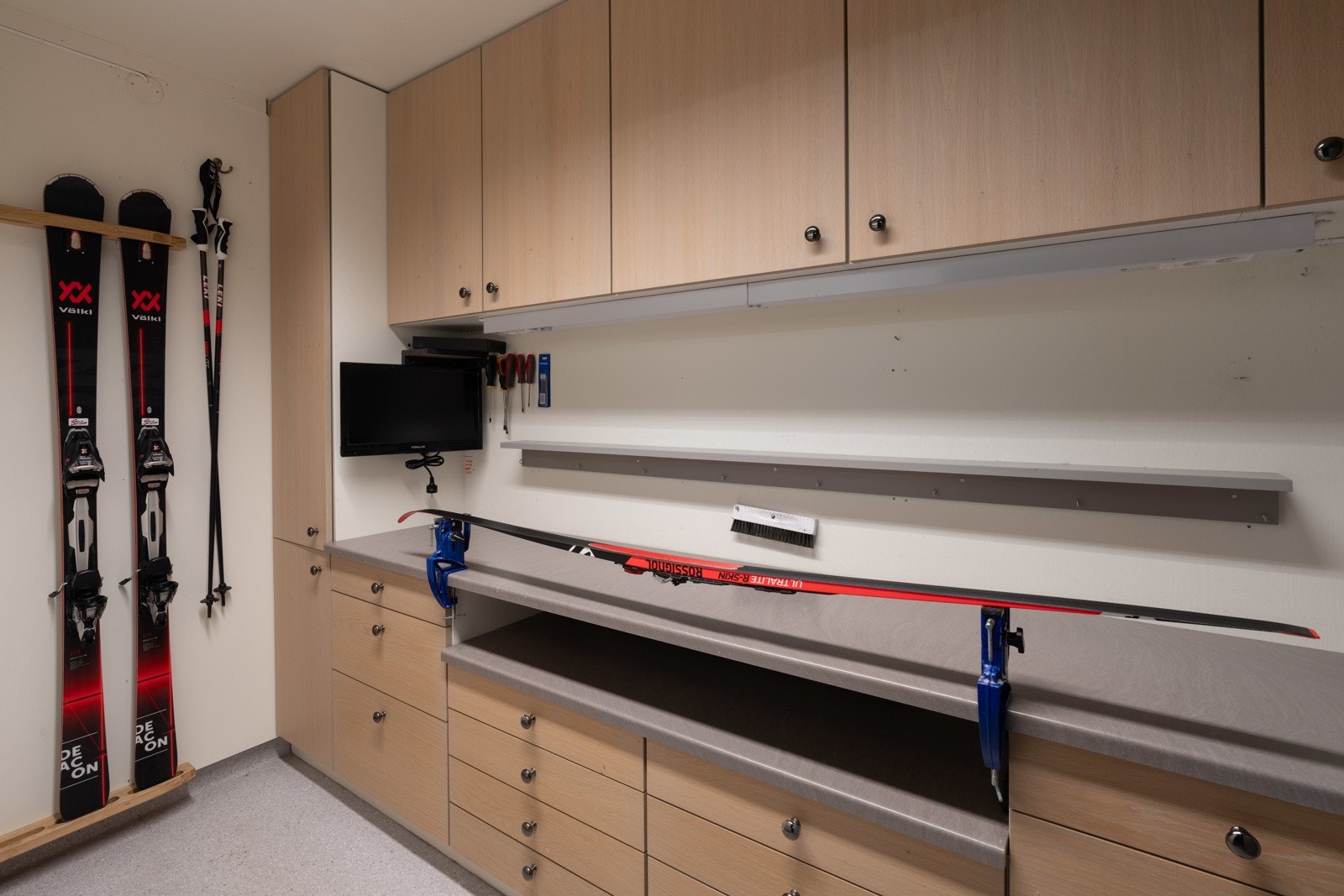 Selger har innredet boden med god skapplass og mulighet til å preparere ski, med avtrekksvifte Galleribilde