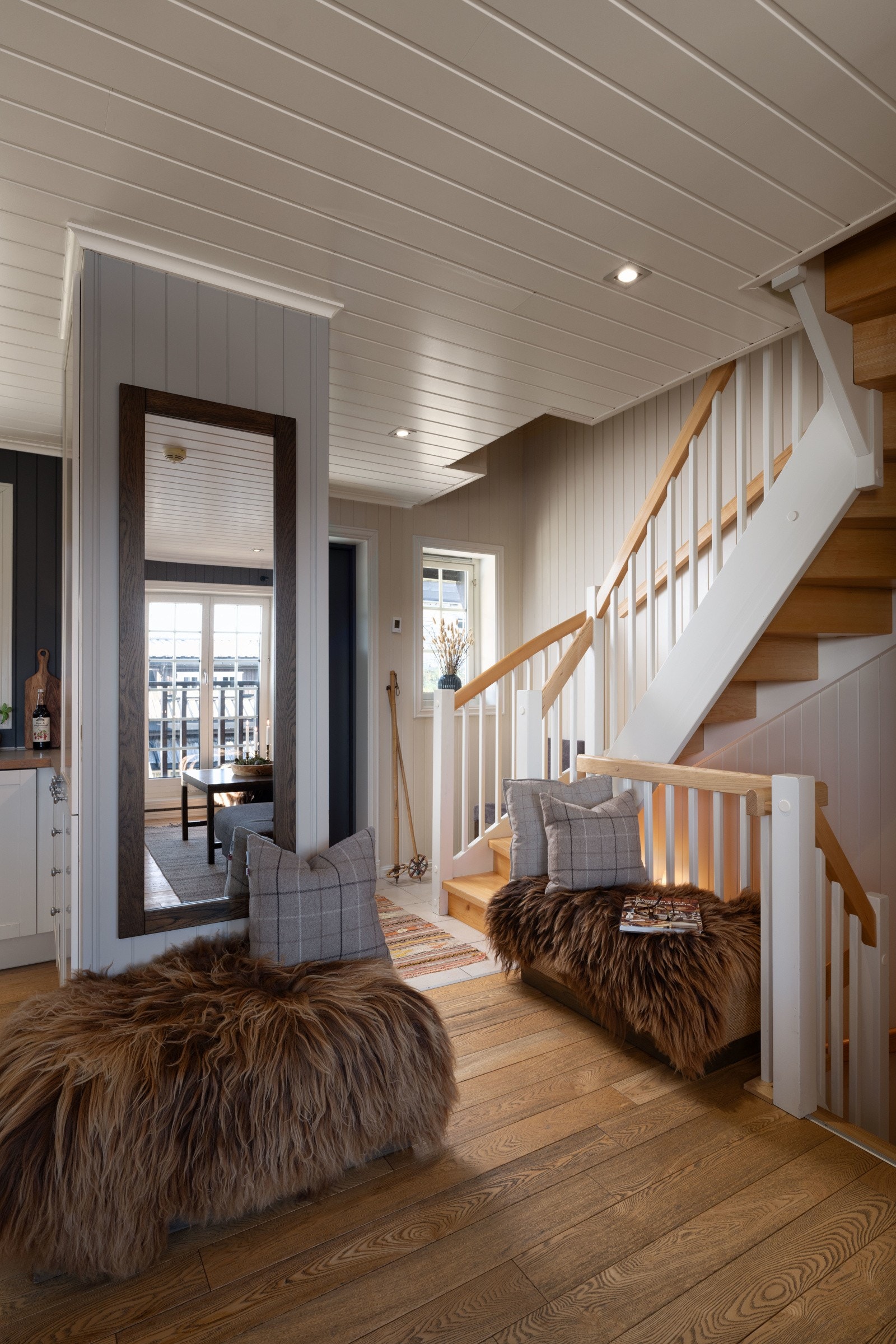 Velkommen - leiligheten har inngang fra bakkeplan i hovedetasjen og fra garasjeanlegget i underetasjen Galleribilde