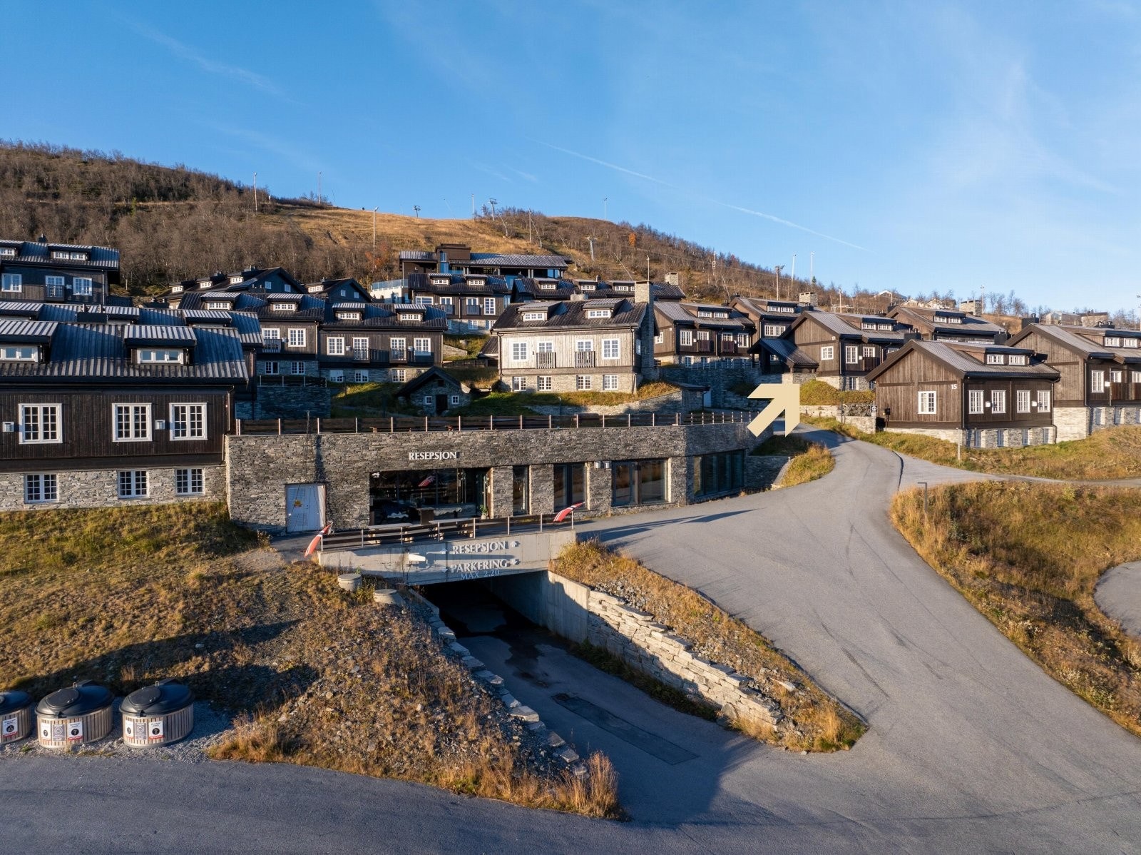 Innkjøring til garasjeanlegg under resepsjonen Galleribilde