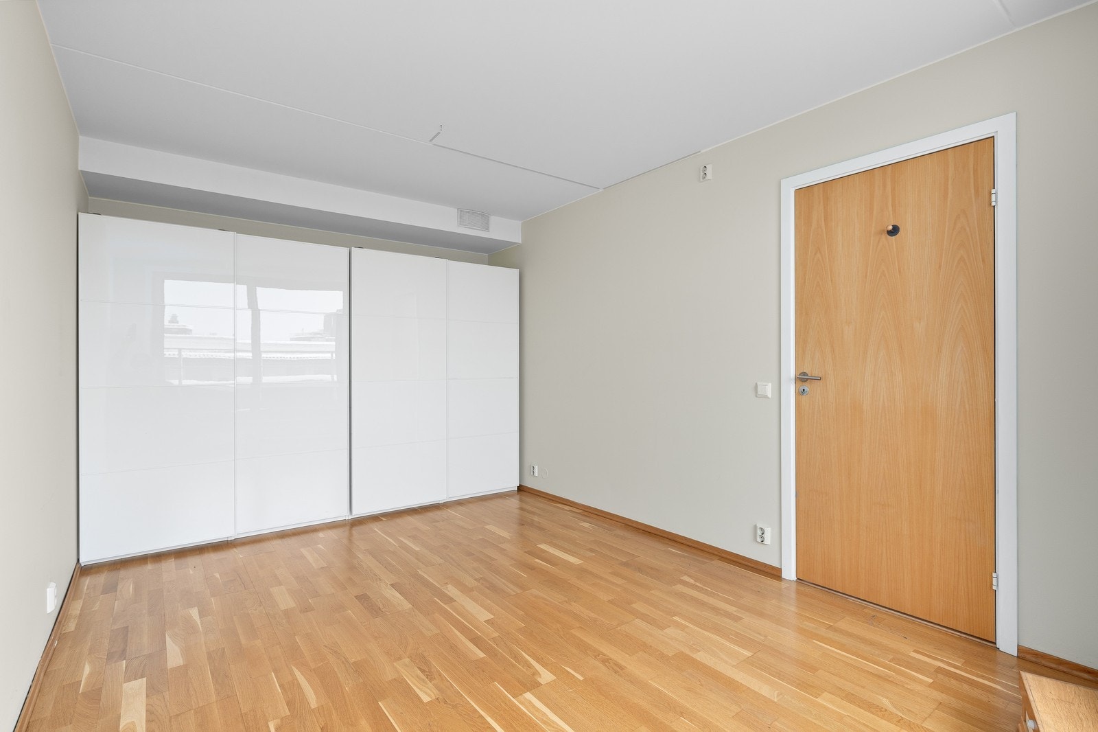 Soverom med god garderobeplass, perfekt for oppbevaring og organisering av klær og eiendeler Galleribilde