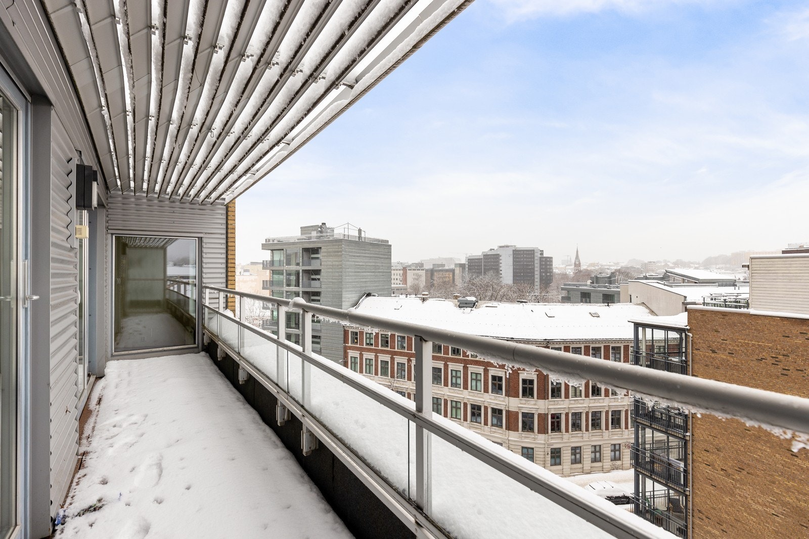 Her befinner du deg høyt og fritt i byggets 7. etasje, med svært gode solforhold og fin utsikt Galleribilde