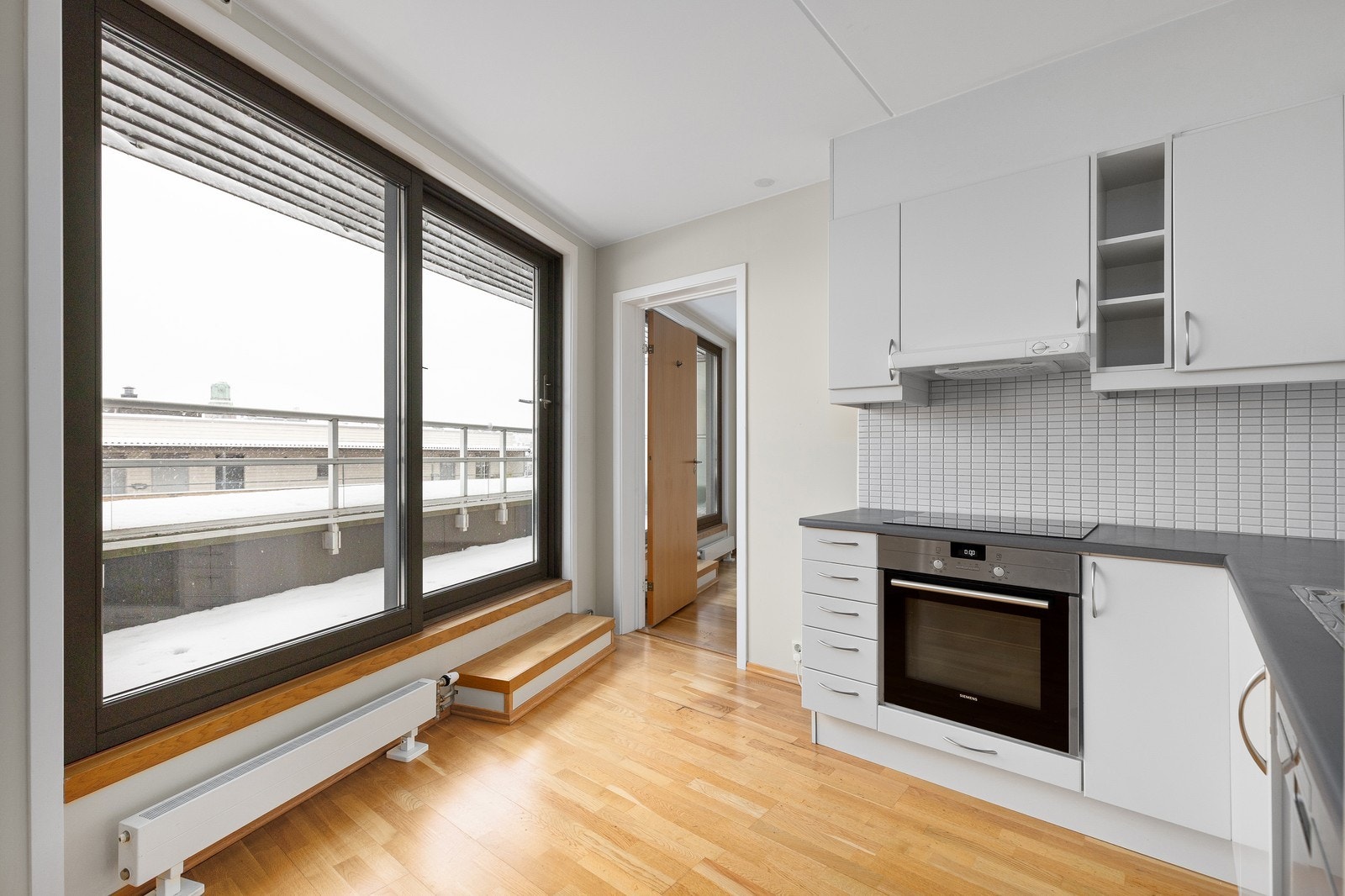 Direkte utgang til balkong, perfekt for å nyte solfylte dager og utsikten Galleribilde