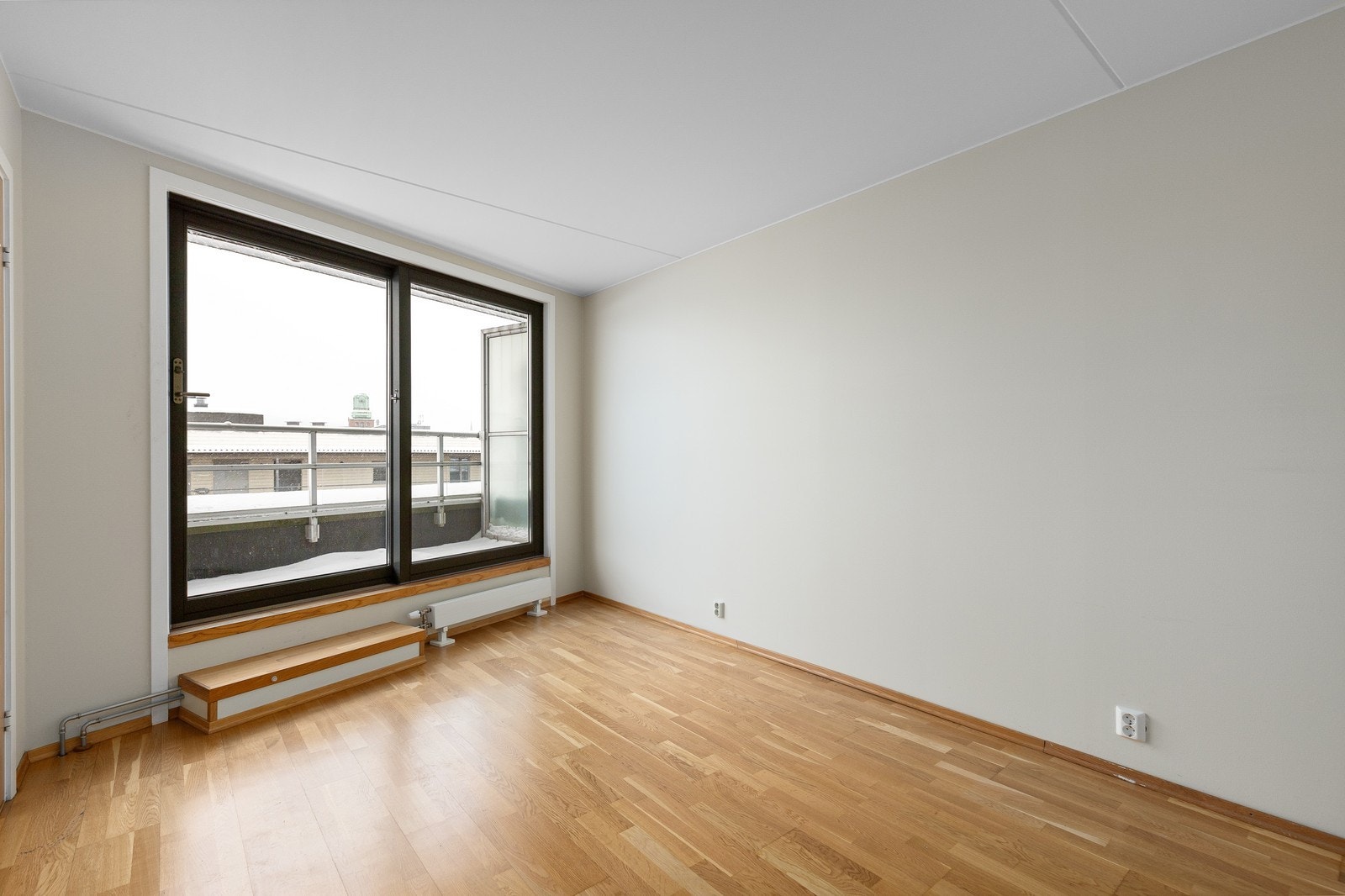 Stort og flott soverom med god plass til dobbeltseng og utgang til balkong. Galleribilde