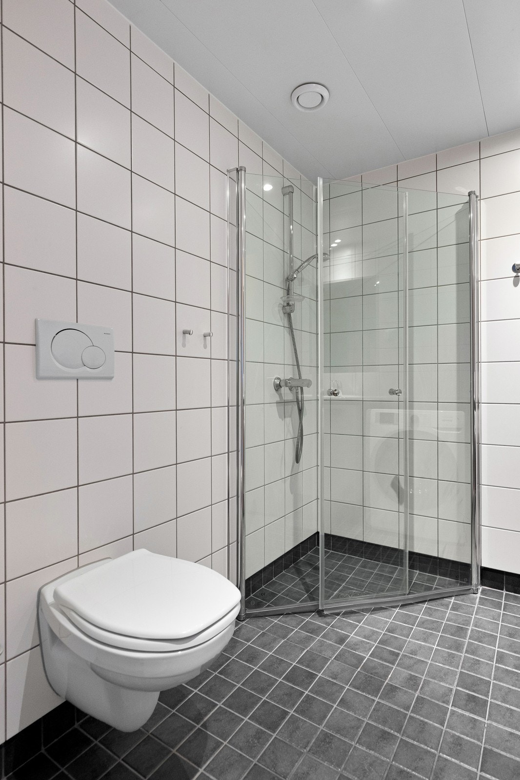 Flislagt bad med varmekabler i gulvet for ekstra komfort Galleribilde