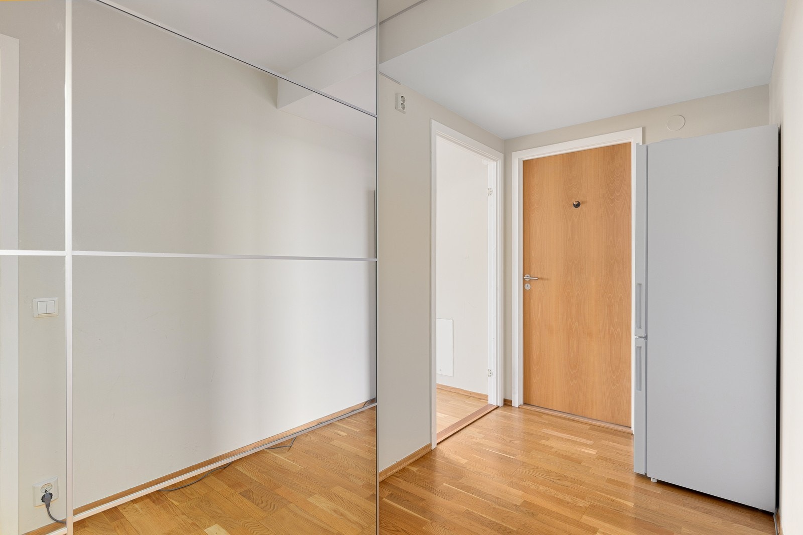 Entré med praktisk skyvedørsgarderobe, som gir god plass til oppbevaring av yttertøy og sko Galleribilde