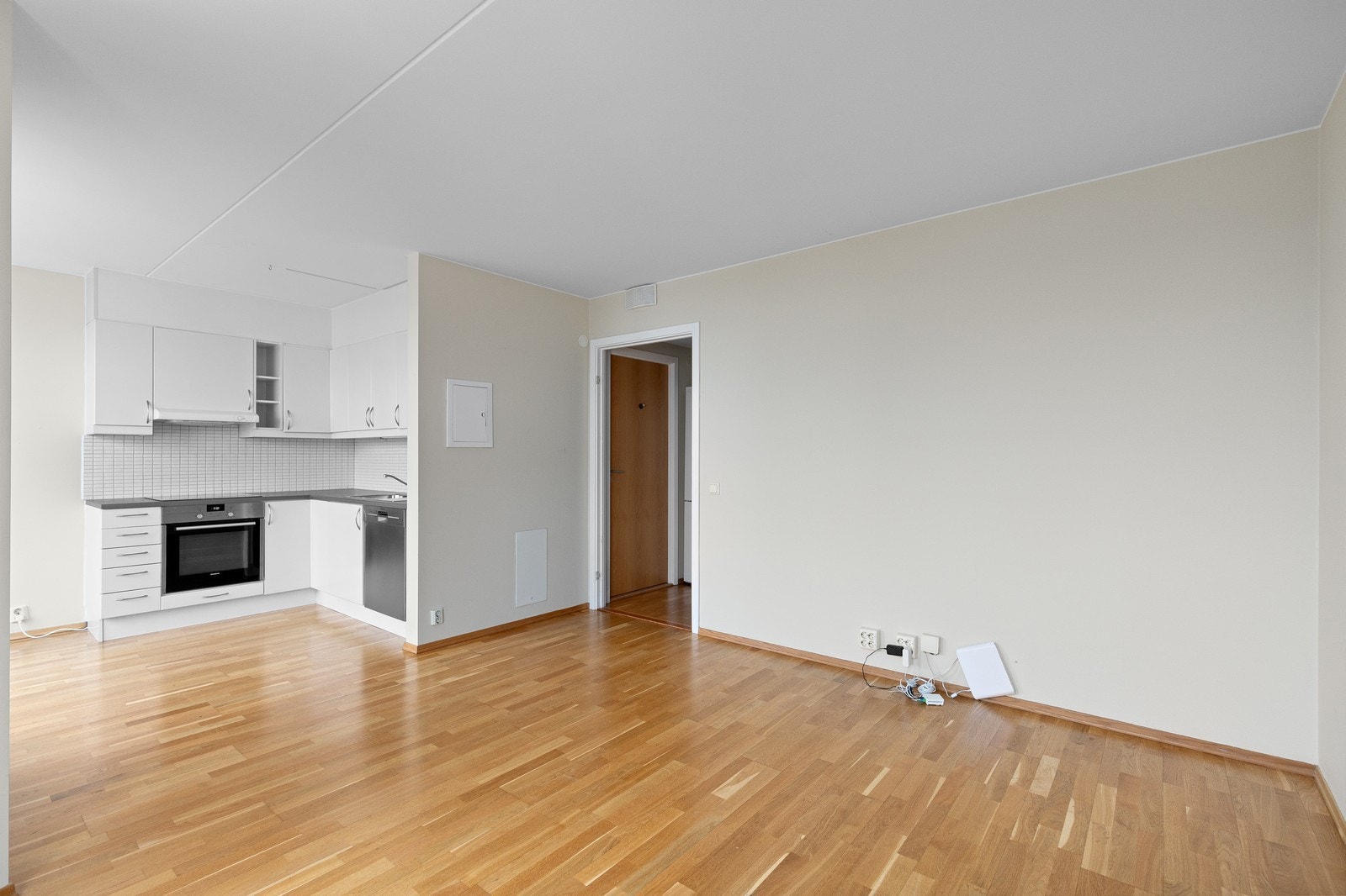 Romslig og lys stue- og kjøkkenløsning Galleribilde