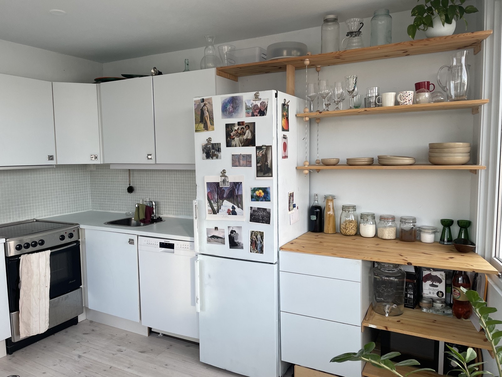 Åpnen løsning mot kjøkken. Kjøkkenet er fra 2019 og levert av HTH. Hvitevarer medfølger. Galleribilde