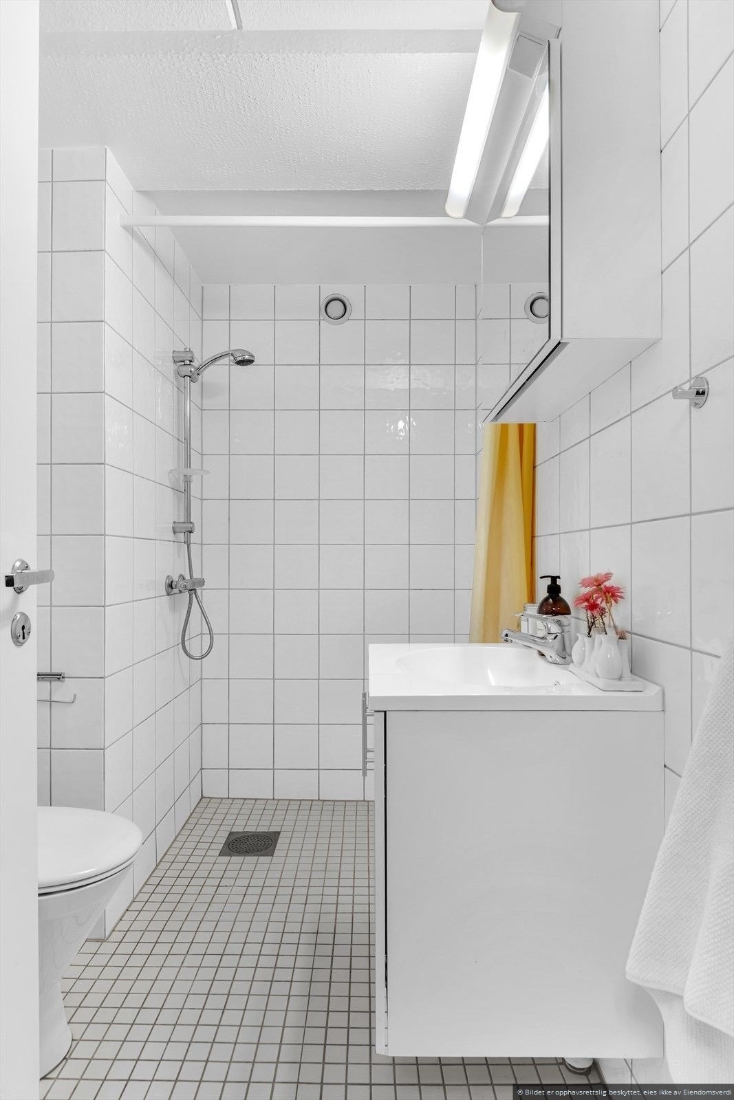 Flislagt baderom. Vaskemaskin medfølger. Galleribilde