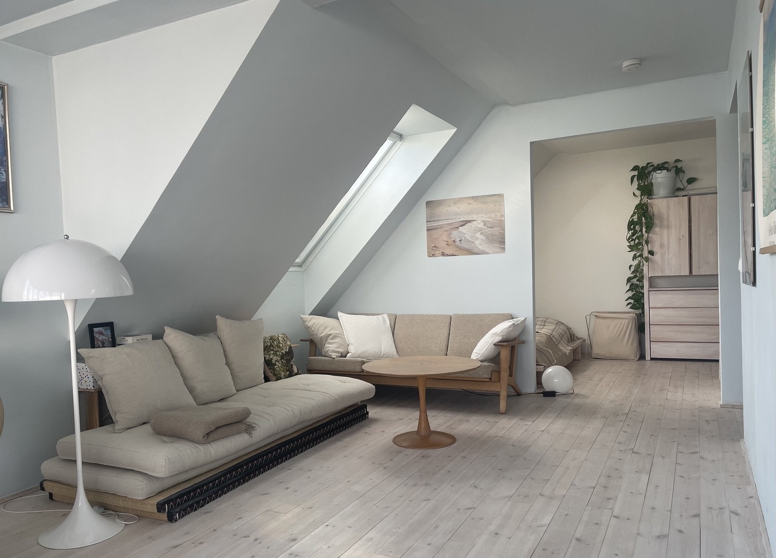 Stuen har god plass til sofagruppe. Galleribilde