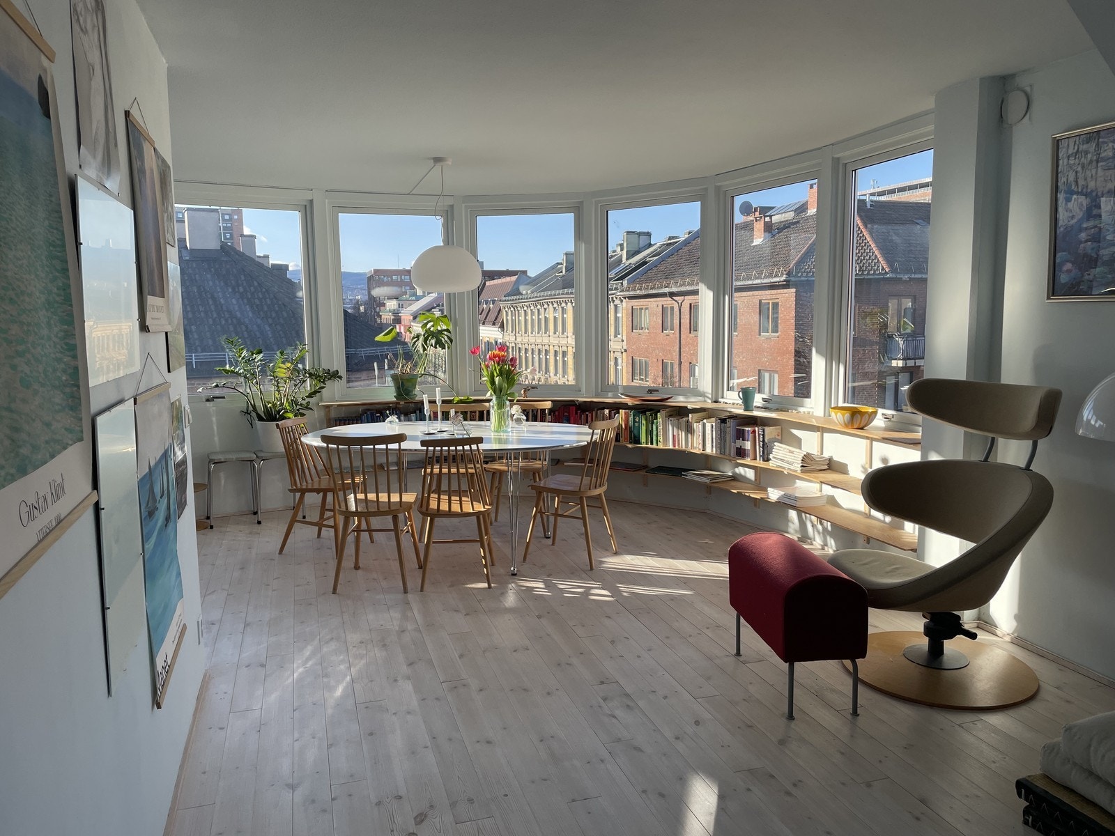 Leiligheten har en stor stue med rom for flere sittegrupper. Galleribilde