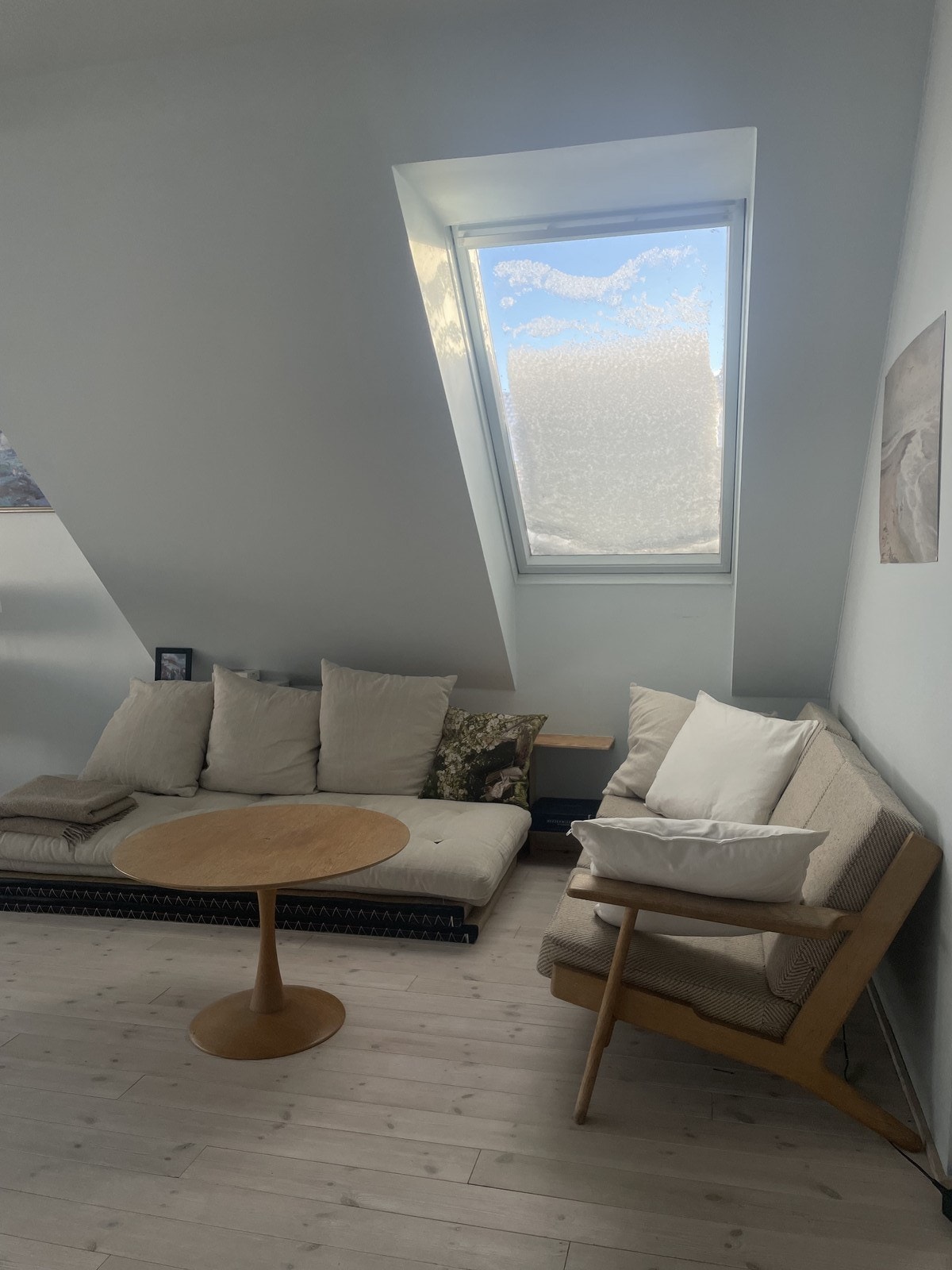 Leiligheten får mye lys gjennom store vinduer. Galleribilde