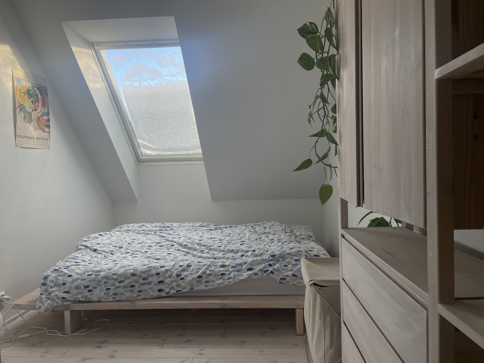 Soverom med plass til stor seng og garderobeskap. Galleribilde