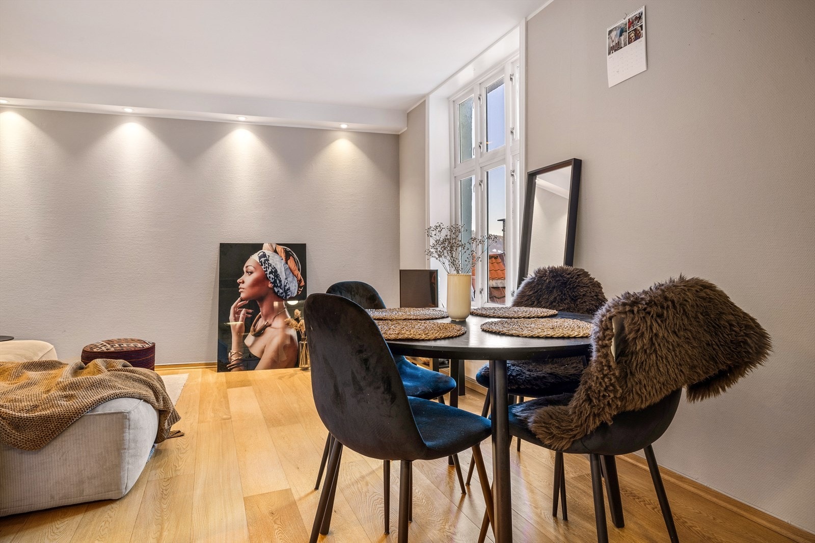 Leilighetens stue med gode lysforhold. Galleribilde