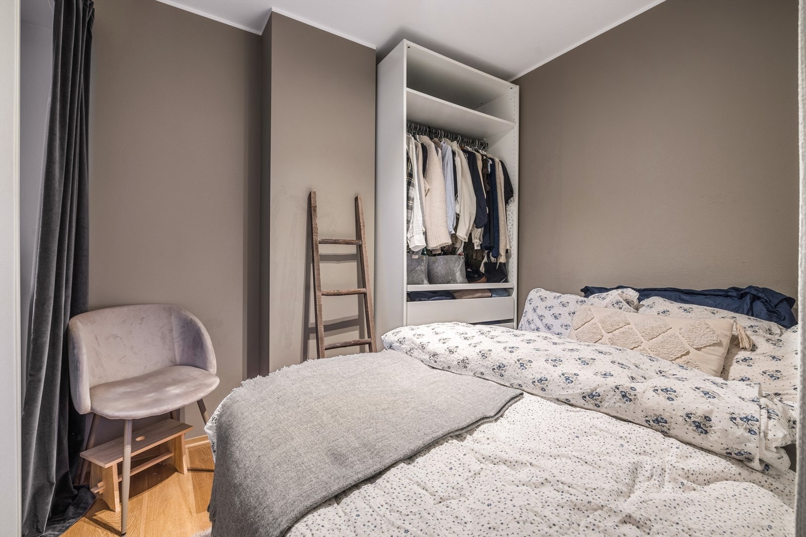 Leilighetens soverom måler 6,3 kvm. Galleribilde