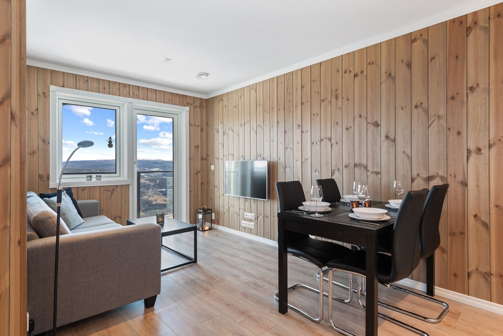 Sosialt oppholdsrom.
Bildet er fra tilsvarende leilighet, bare speilvendt. Galleribilde