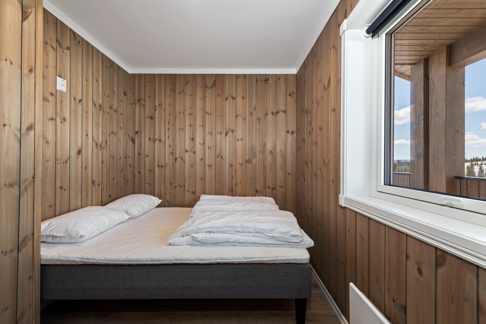 Soverom 2. Også her er det plass til dobbeltseng og tilhørende møblement.
Bildet er fra samme leilighet, bare speilvendt. Galleribilde