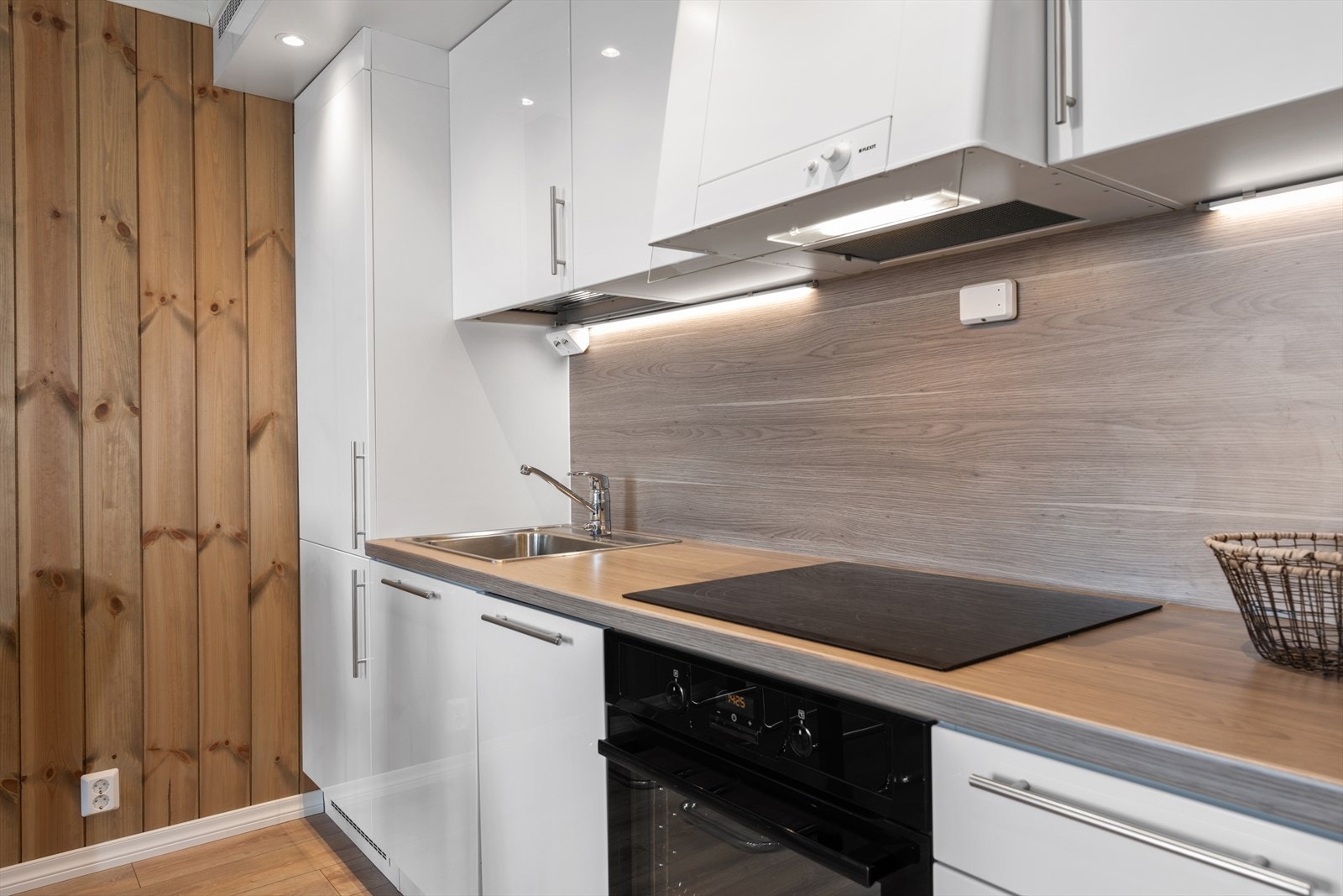 Kjøkken med innredning med glatte, lyse overflater og integrerte hvitevarer.
Bildet er fra tilsvarende leilighet, bare speilvendt. Galleribilde