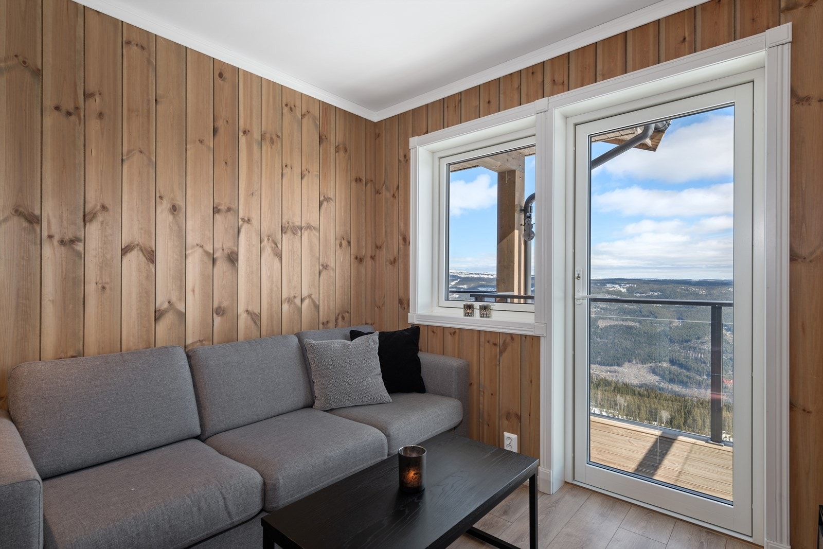 Mye naturlig lys fra vindu og verandadør. Bildet er fra tilsvarende leilighet, bare speilvendt. Galleribilde