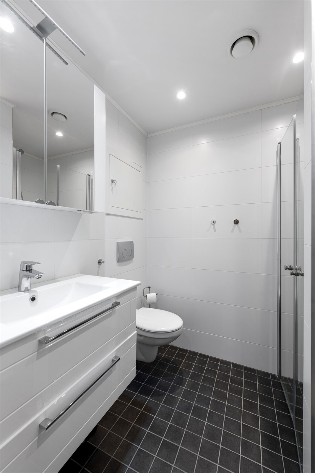 Varmekabler i gulv og downlights i himling.
Bildet er fra tilsvarende leilighet, bare speilvendt. Galleribilde