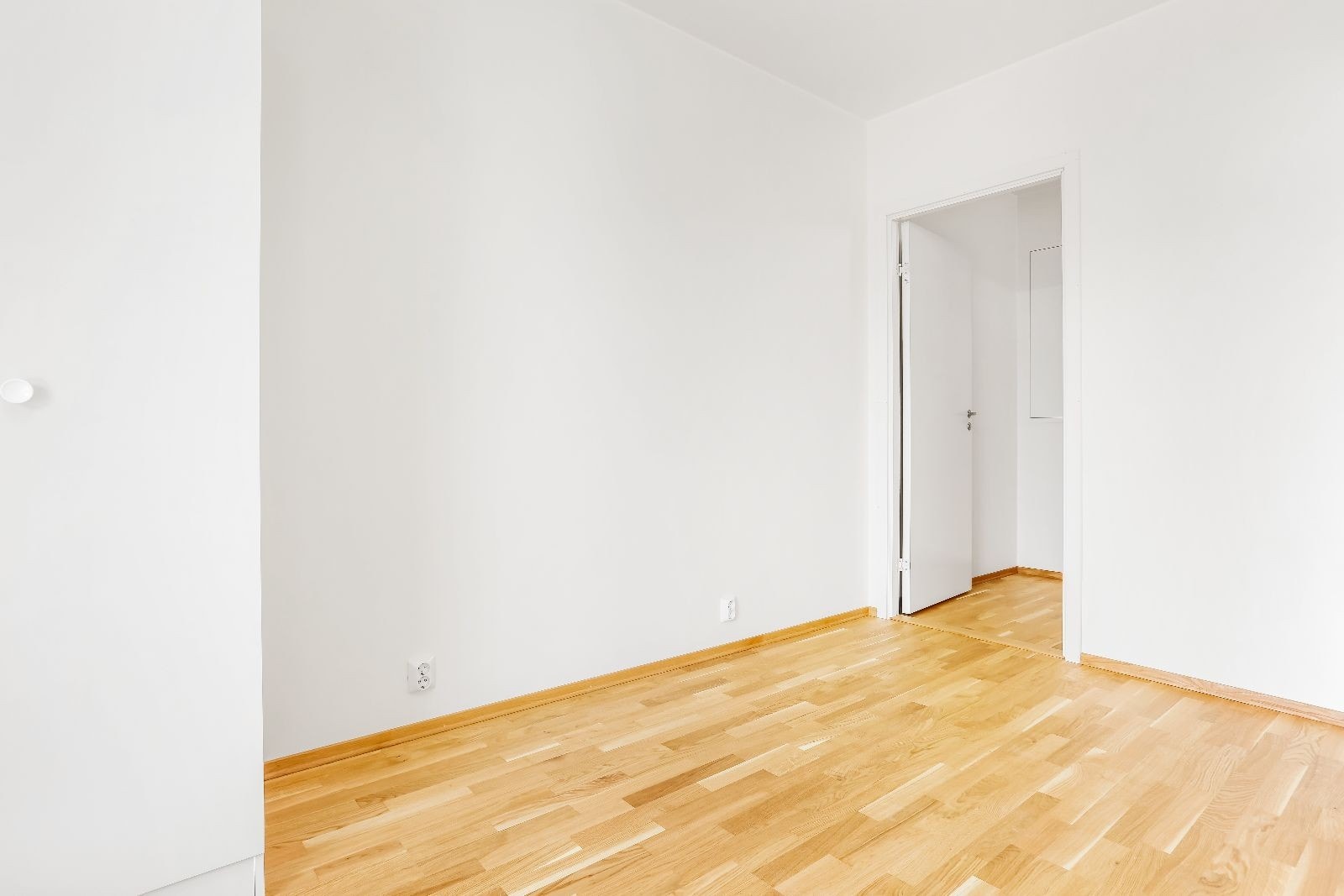 Soverom med inngang til walk-in closet Galleribilde