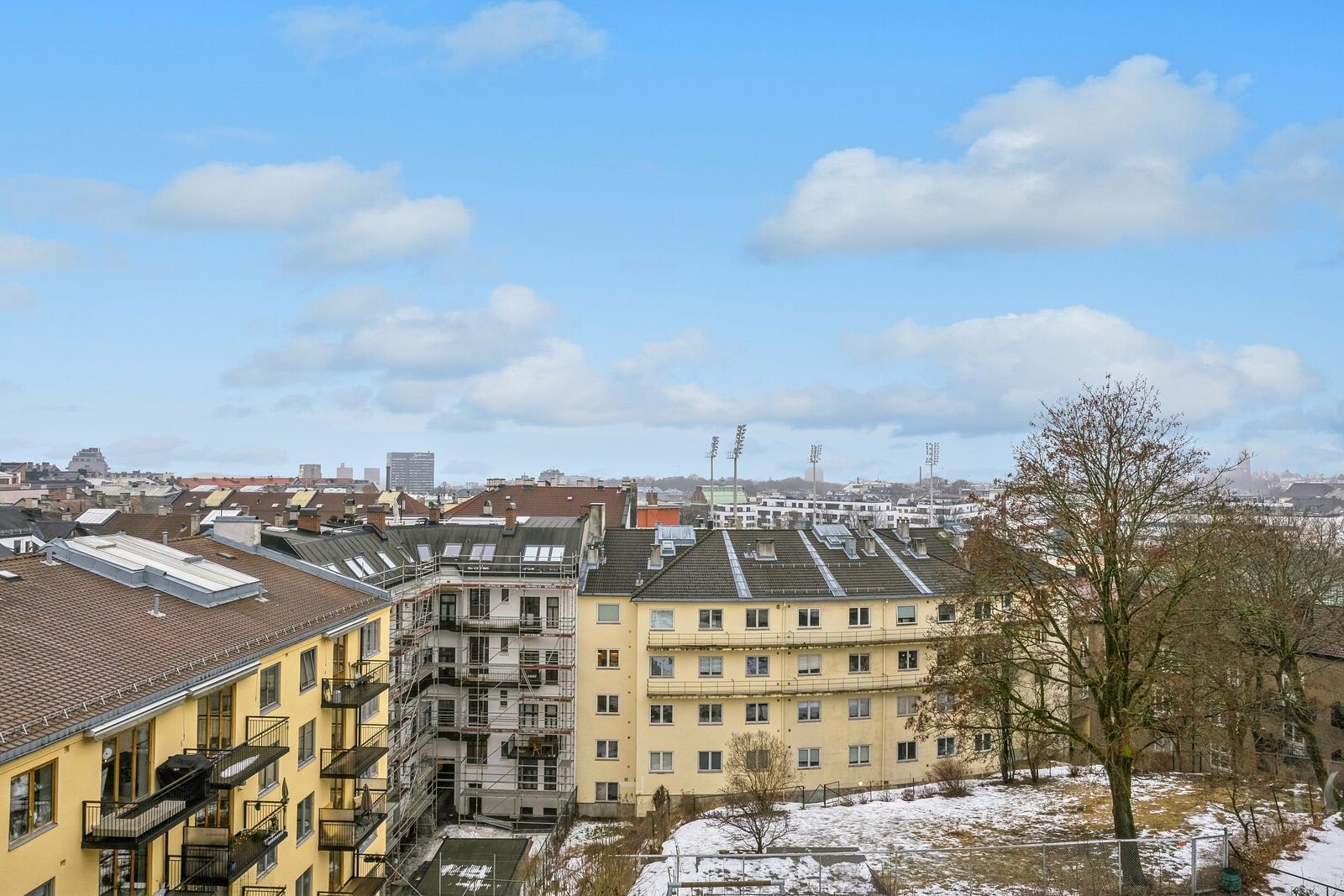 Utsikt fra balkong, stue og spisestue. Galleribilde