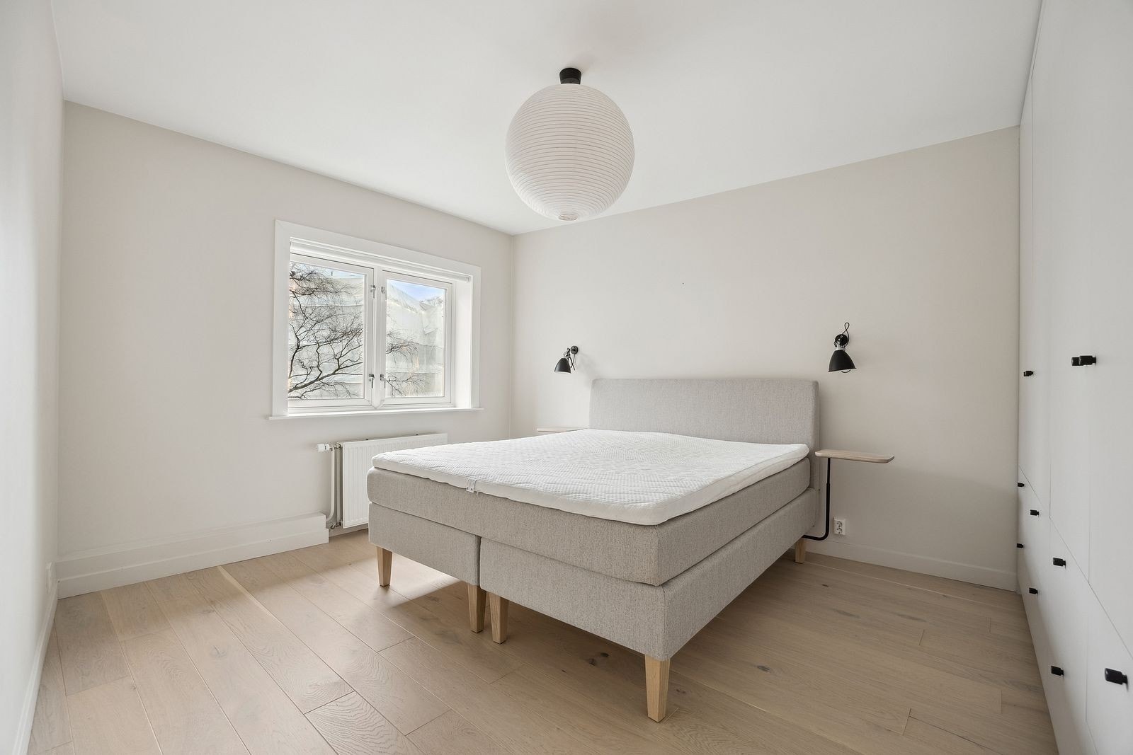 Hvoedsoverom med dobbeltseng og godt med skapplass. Galleribilde