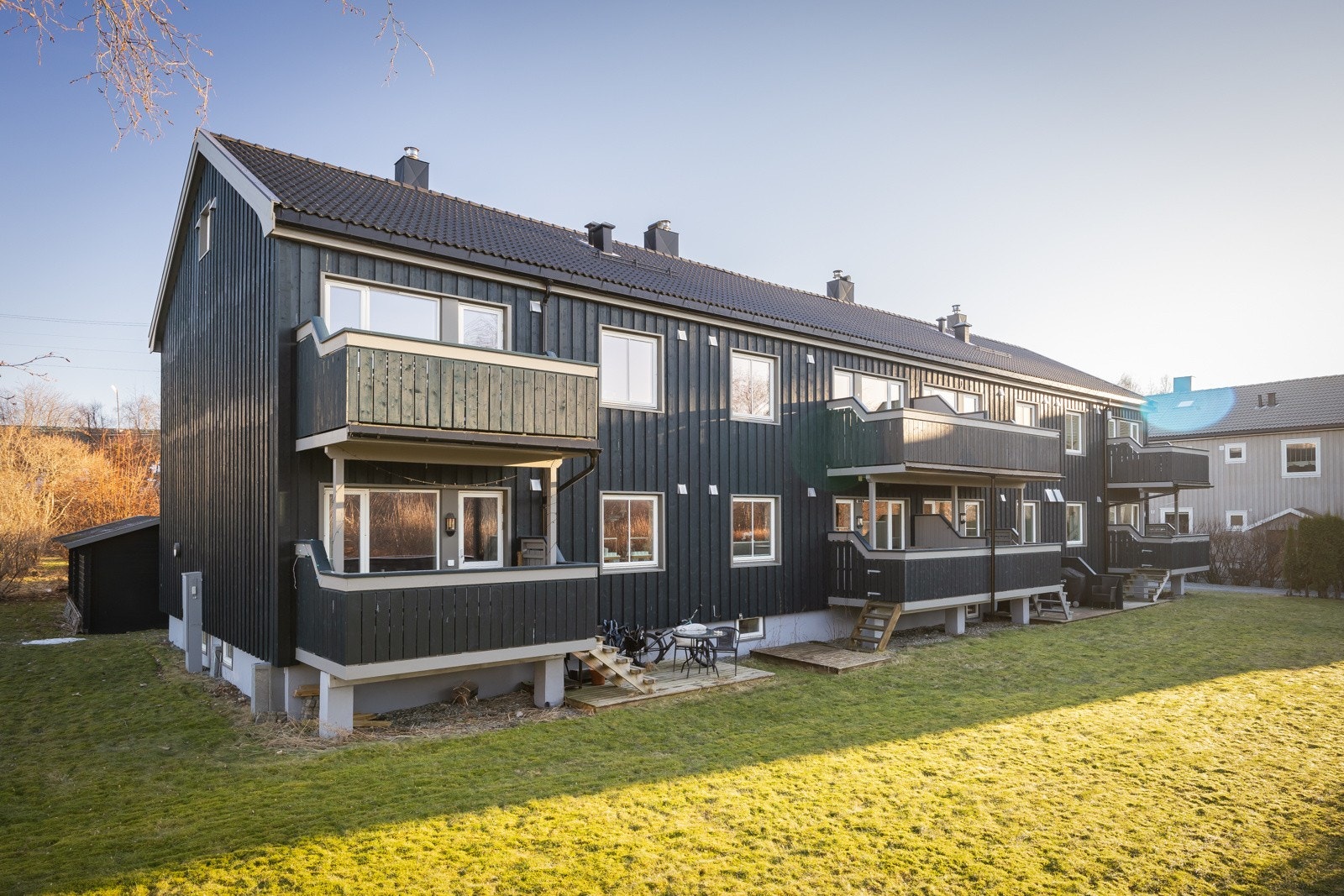 Thomas Hirsch gate er en rolig og lite trafikkert blindgate i et sentralt strøk med knappe 15 min gange til Solsiden. Galleribilde