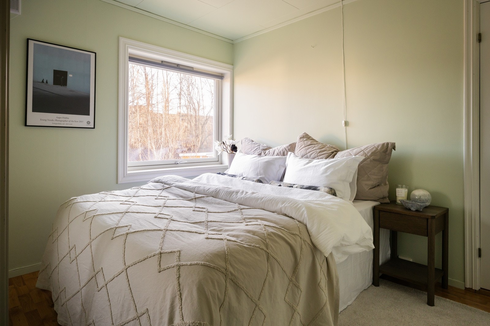 Romslig hovedsoverom på ca. 10 kvm vendt ut mot rolige omgivelser i bakgården. Galleribilde