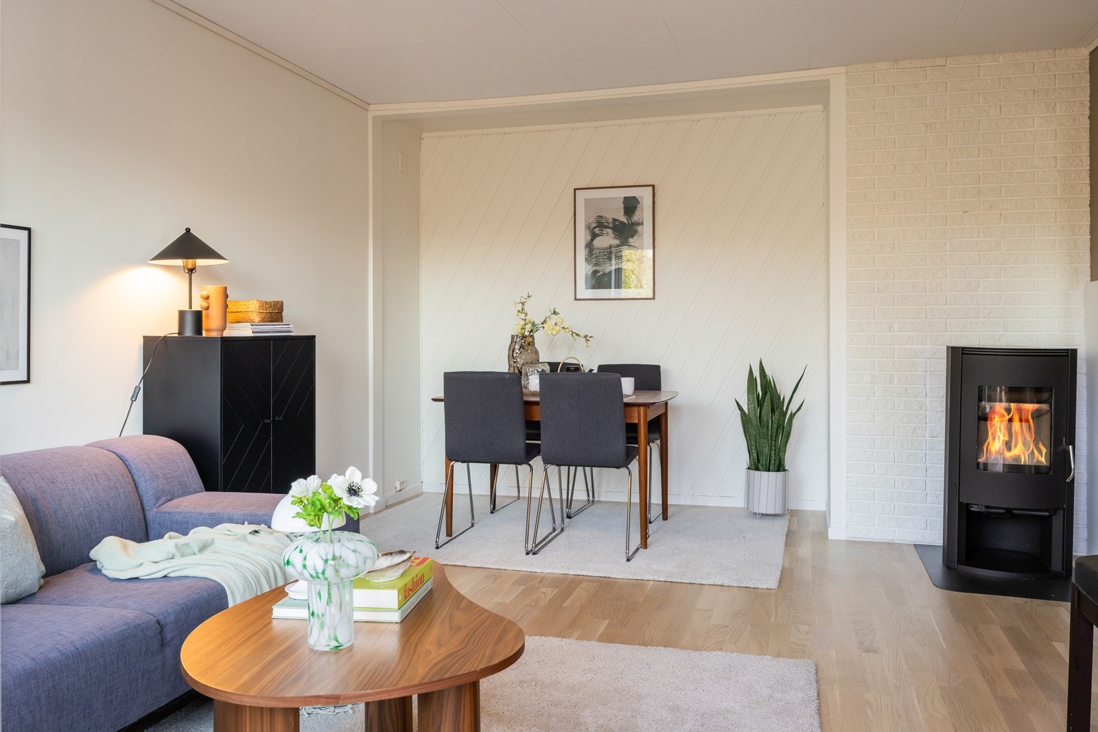 Naturlig plass for både spisestue og sofaavdeling i stua. Galleribilde