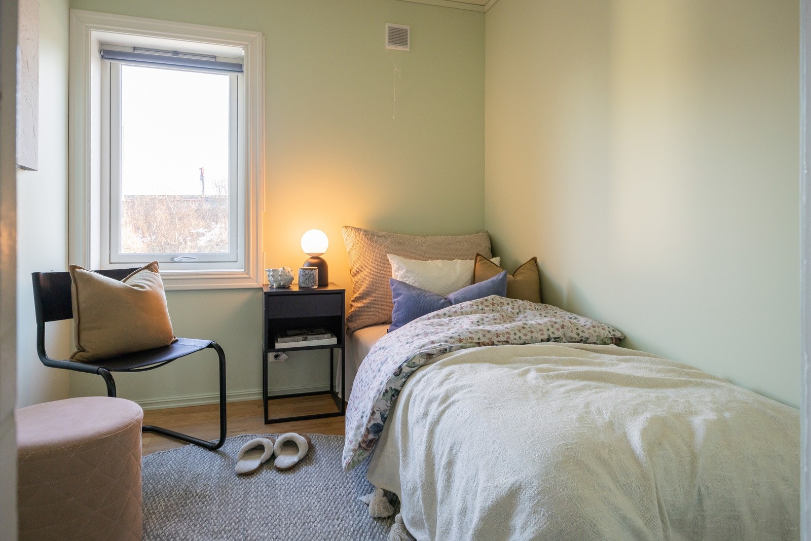 Soverom 2 utgjør ca. 6 kvm, og vender også inn mot den rolige bakgården. Galleribilde