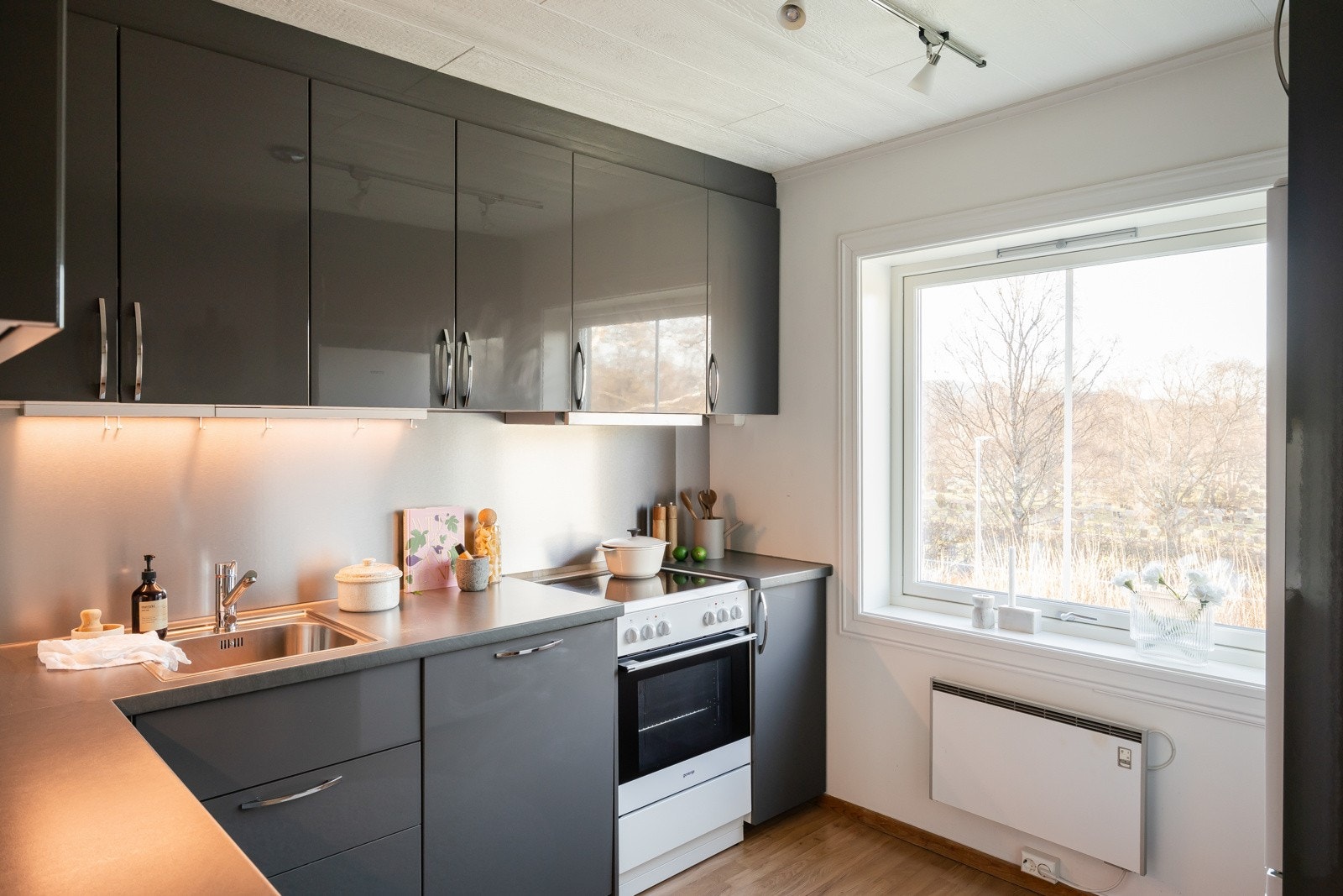 Her er det svært god benk- og skapplass i hyggelige omgivelser med lysinnslipp og uten innsyn. Galleribilde