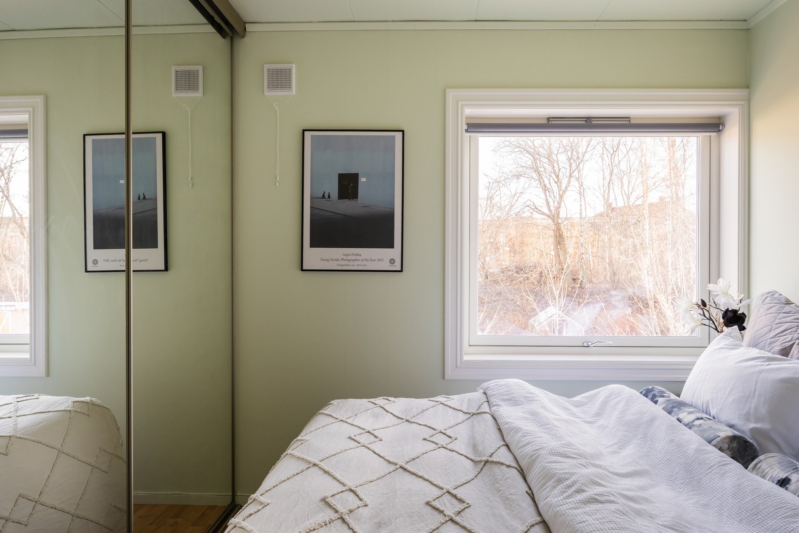 Godt med lagringsplass i etablert skyvedørsgarderobe. Galleribilde