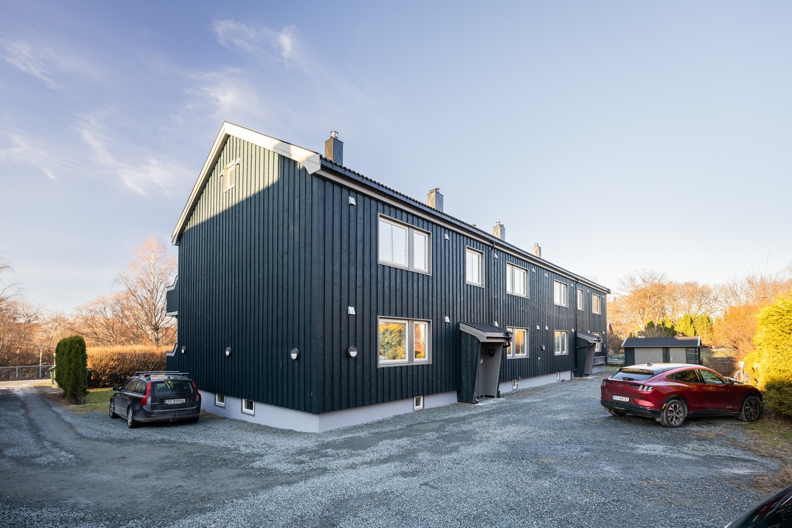 Bygget består av 8 leiligheter med parkering i bakgården, tilgang på hage med egne hageparseller, samt tre garasjer som leies ut av selskapet til beboerne. Galleribilde