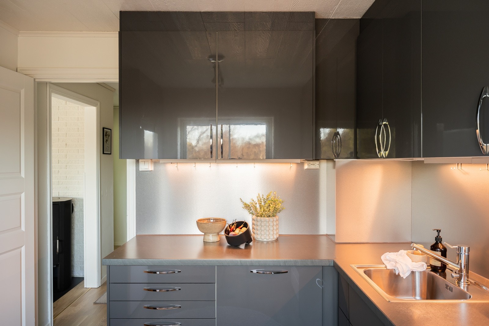 Separat og stilrent kjøkken i tilknytning til stuearealet. Galleribilde