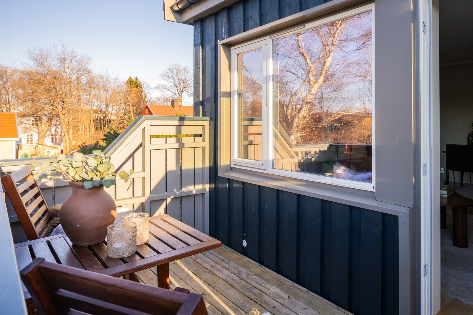 Balkongen ble renovert i 2019 med bl.a. nytt rekkverk, levegg og tremmegulv. Her har man strømuttak og er godt skjermet for både støy og innsyn. Galleribilde